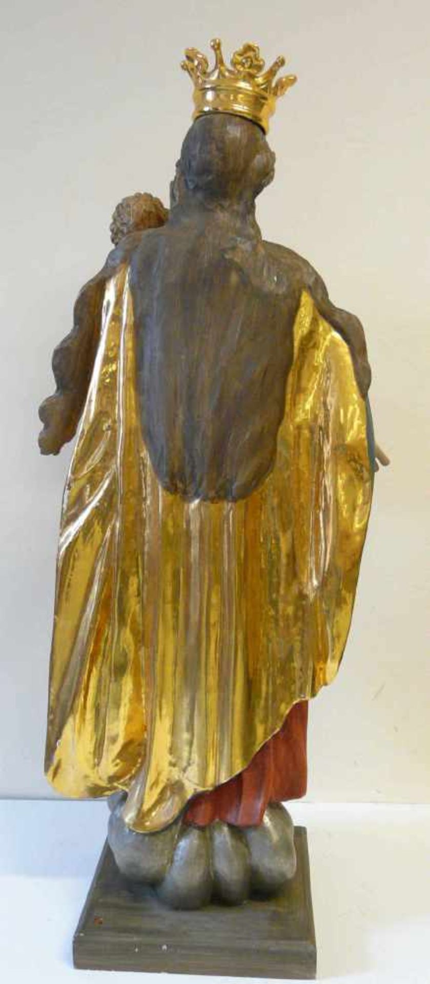 Muttergottes mit JesusknabenHolz, wohl Linde, vollrund geschnitzt, farbig und gold gefasst, frühes - Bild 2 aus 2