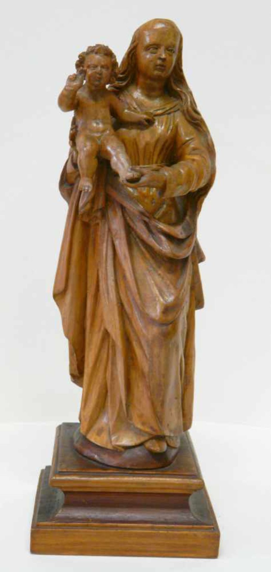 Madonna des FrühbarockStehende Figur der Muttergottes mit Kind, vollplastisch geschnitzt, um 1600.