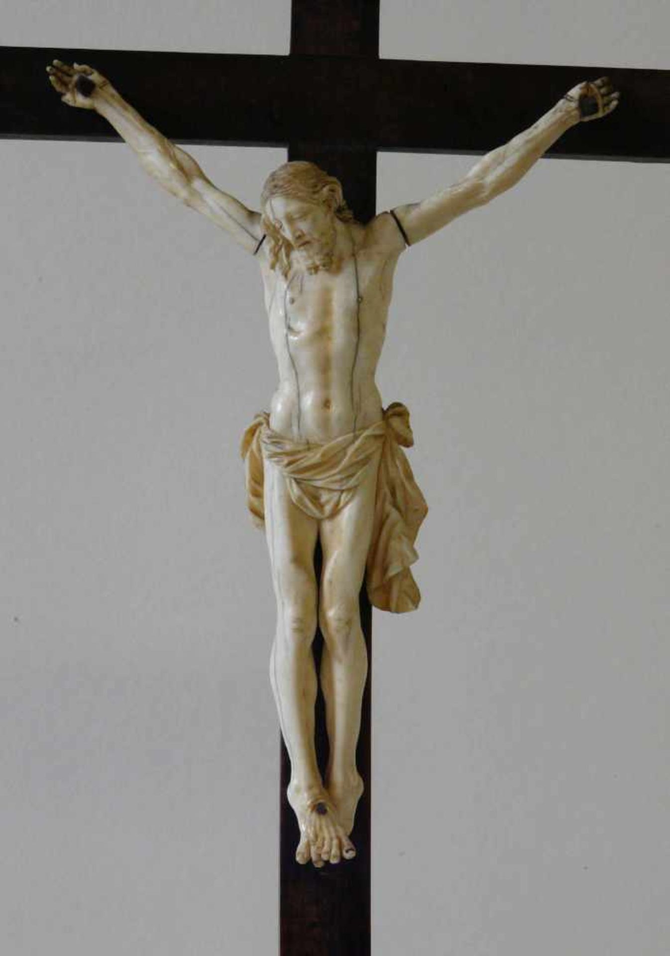 Kruzifix 18. JahrhundertBarock-Kruzifix aus Holz und Elfenbein, 17. / 18. Jahrhundert. Stand-Kreuz - Bild 2 aus 6