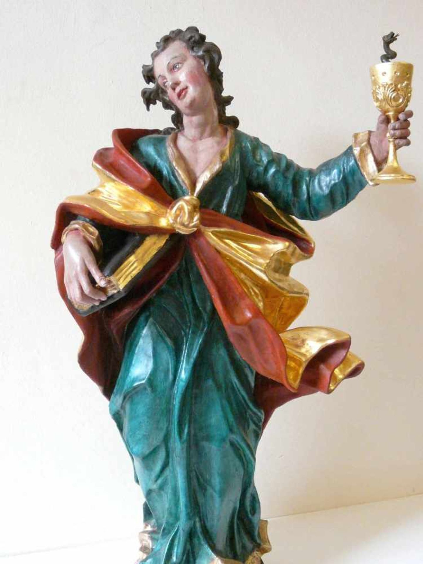 Skulptur des Evangelisten Johannes (um 1700)Figur des Evangelisten Johannes. Holz, vollrund - Bild 2 aus 4