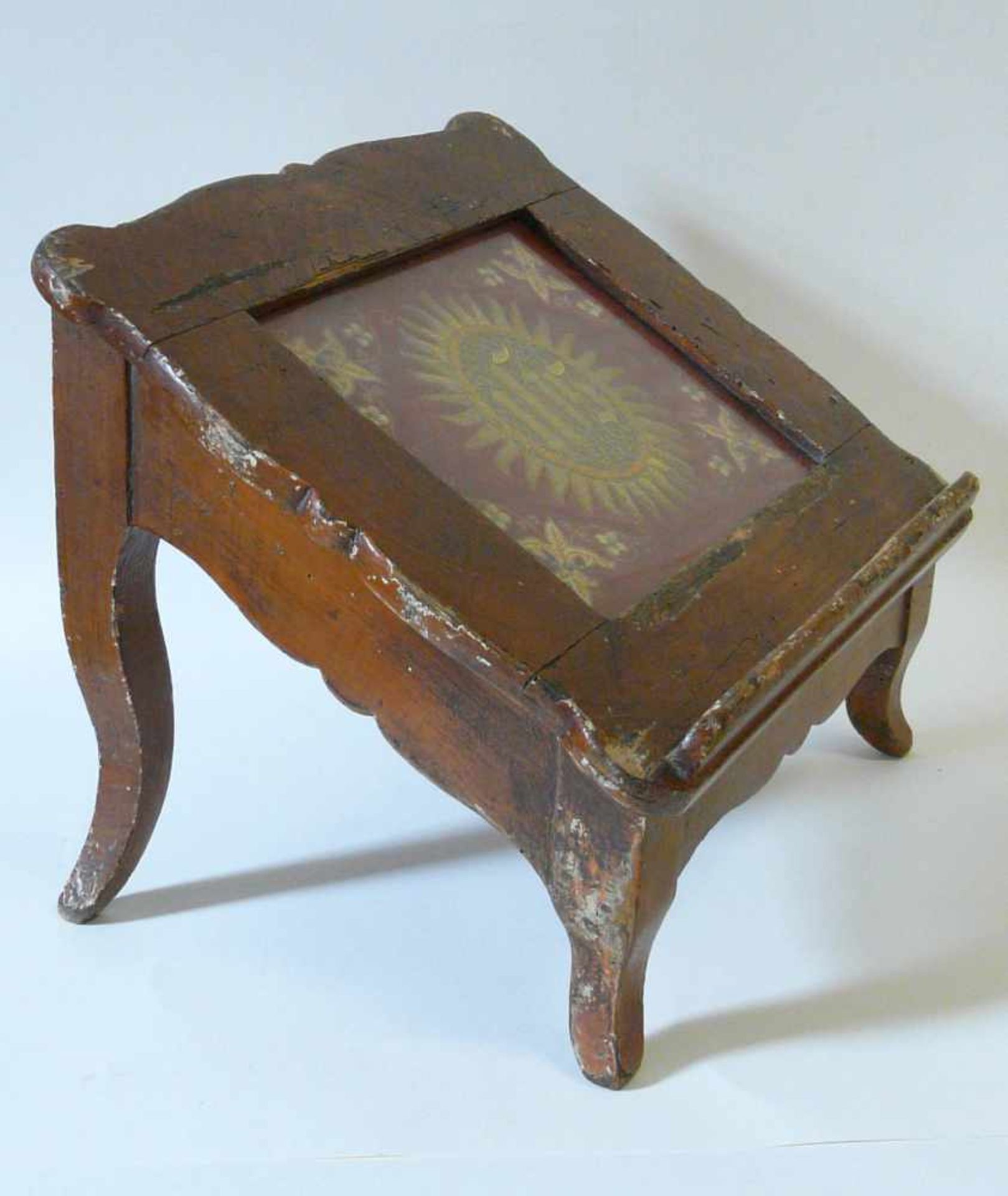 Kleines LesepultAuf vier geschweiften Füßen stehendes Tischpult, wohl zum Auflegen liturgischer - Bild 2 aus 3