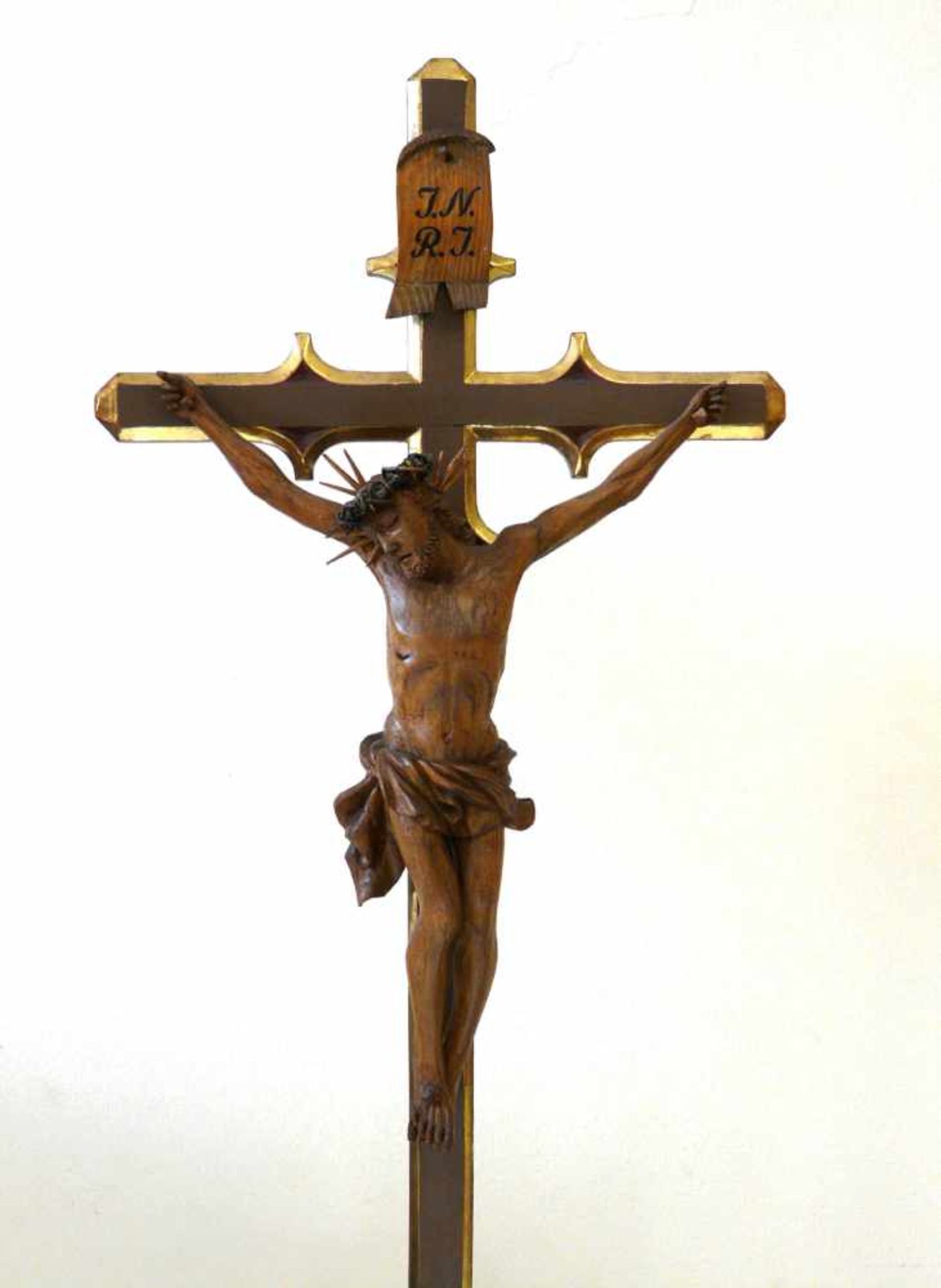 StandkruzifixHolz, geschnitzt, farbig und gold gefasst, um 1900. Kreuz auf einem neogotisch - Bild 4 aus 5