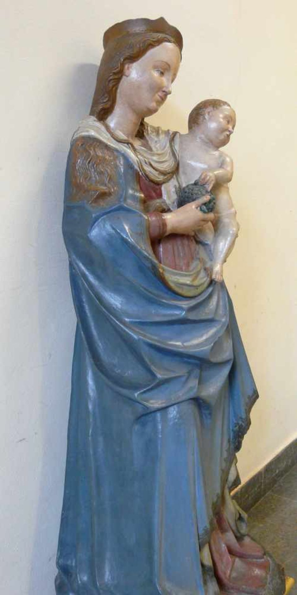 Trauben - MadonnaHausmadonna Straubing, gebrannter roter Ton. Wohl um 1900 gearbeitete Kopie nach - Bild 3 aus 4