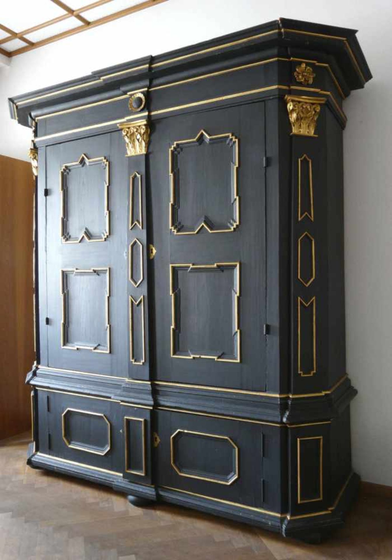 Monumentaler Barock - DielenschrankGroßer Barock-Schrank, farbig und gold gefasst, 18. - Bild 2 aus 6