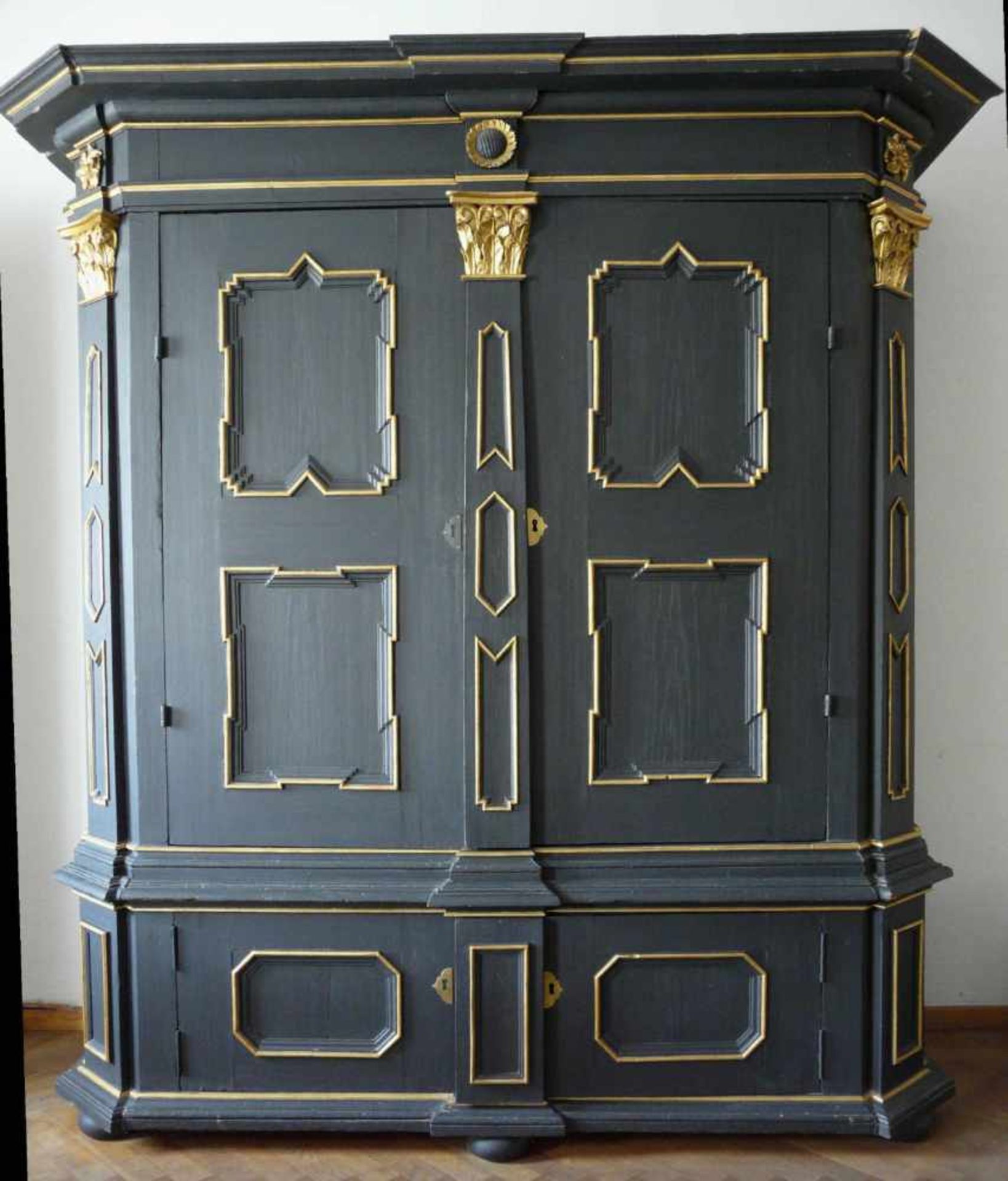 Monumentaler Barock - DielenschrankGroßer Barock-Schrank, farbig und gold gefasst, 18. - Bild 6 aus 6