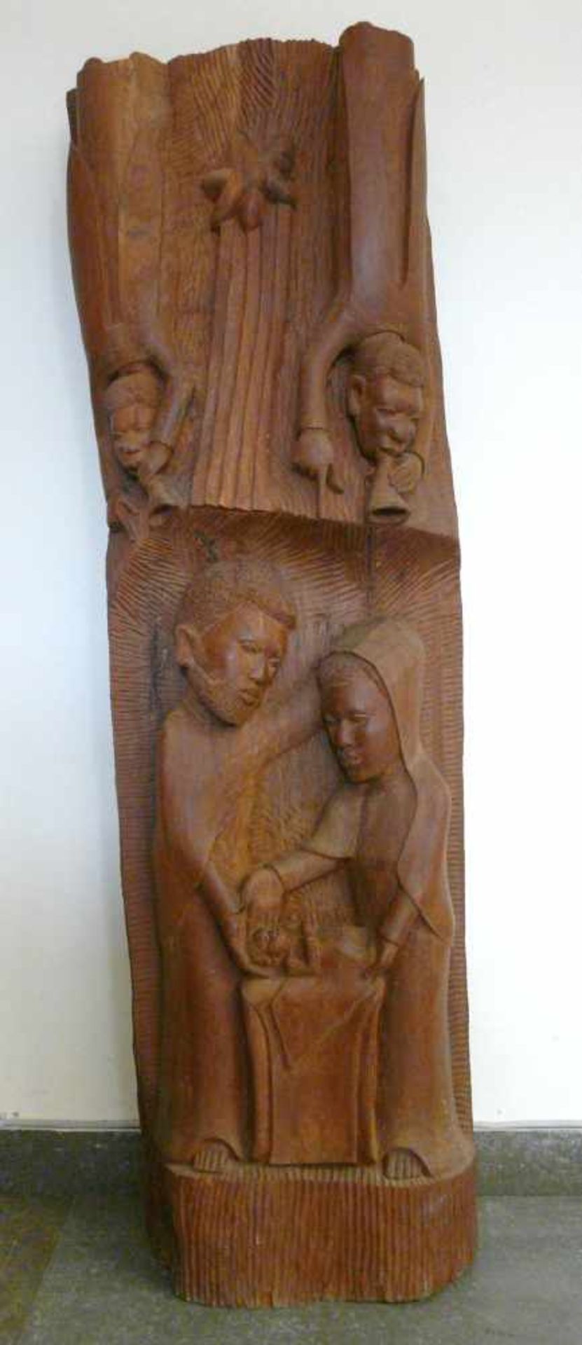 Afrikanische geschnitzte Großskulptur: Die Heilige Familie in BethlehemUm 1960/70. Monumentale,