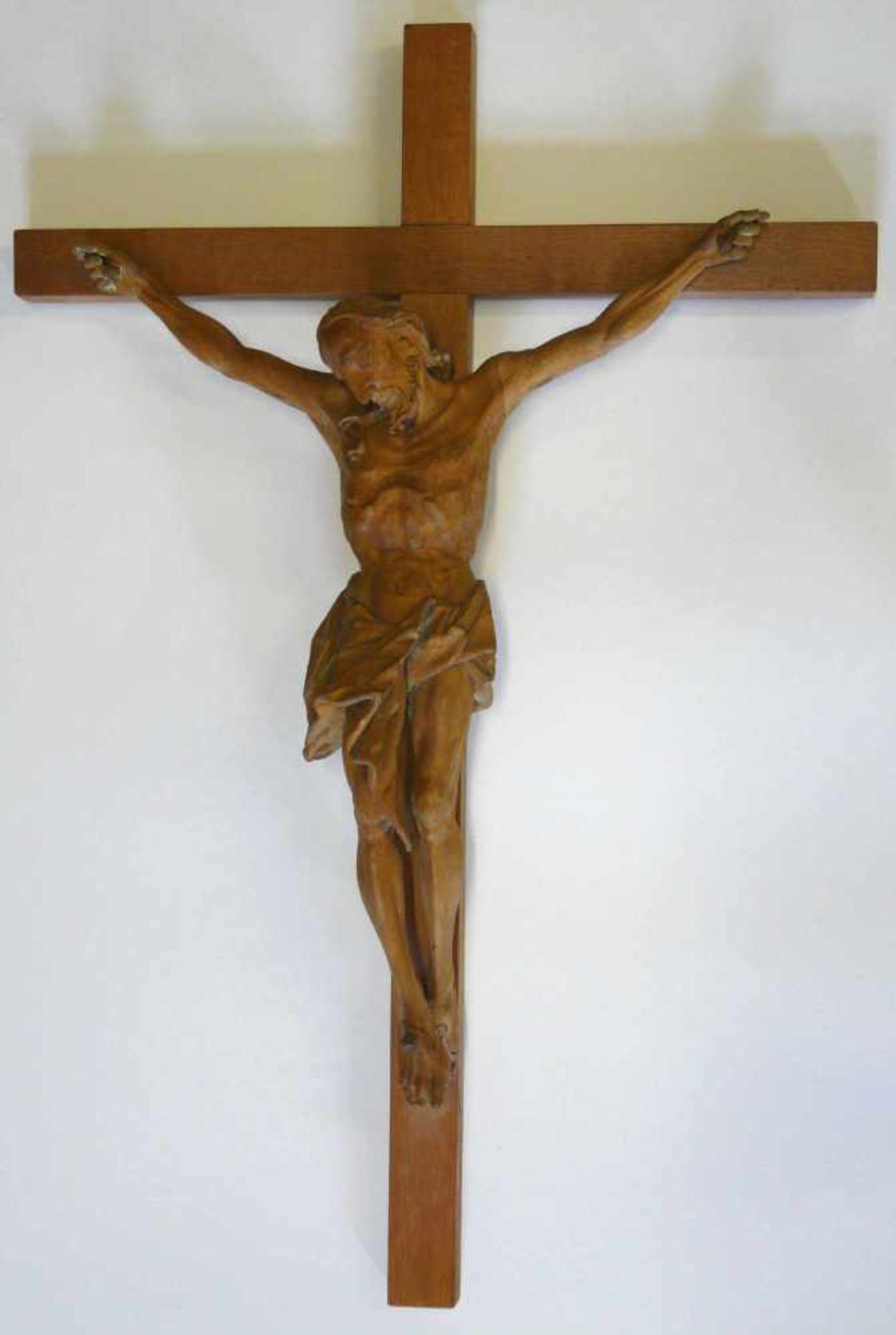 Kruzifix Christus-Corpus, Holz, geschnitzt, wohl 19. Jahrhundert, Kreuz ergänzt. Das ehemals