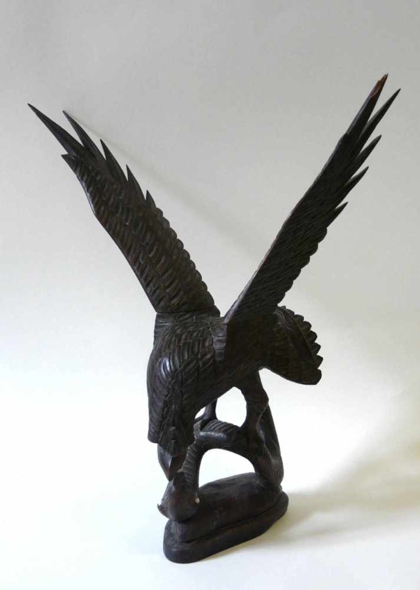 Adler mit Schlange Holz-Skulptur eines Adlers im Kampf mit einer Schlange. Ebonisiertes Holz, - Bild 3 aus 3