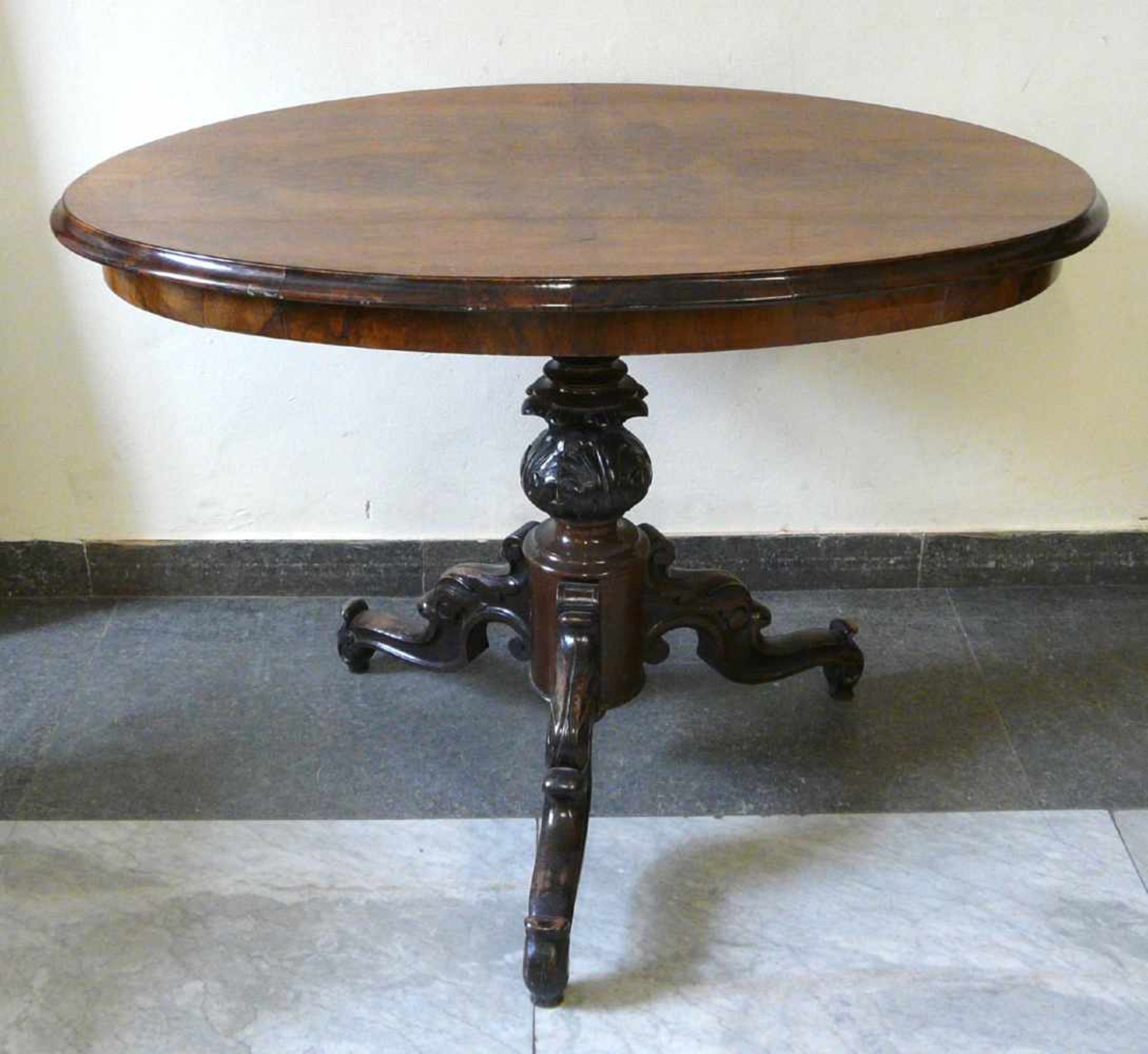 Ovaler Tisch Wiener Barock Nussbaum und Nusswurzel, um 1850. Ovale Platte mit symmetrischem Wurzel -