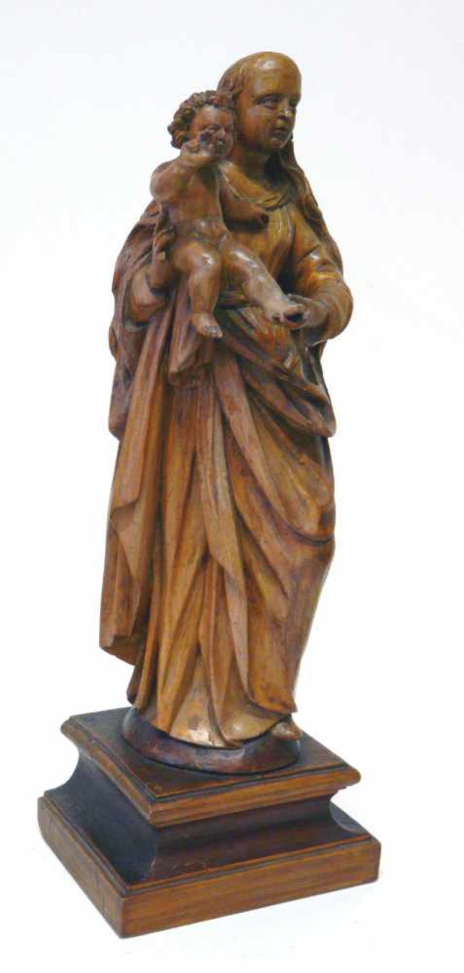 Madonna des FrühbarockStehende Figur der Muttergottes mit Kind, vollplastisch geschnitzt, um 1600. - Bild 3 aus 4