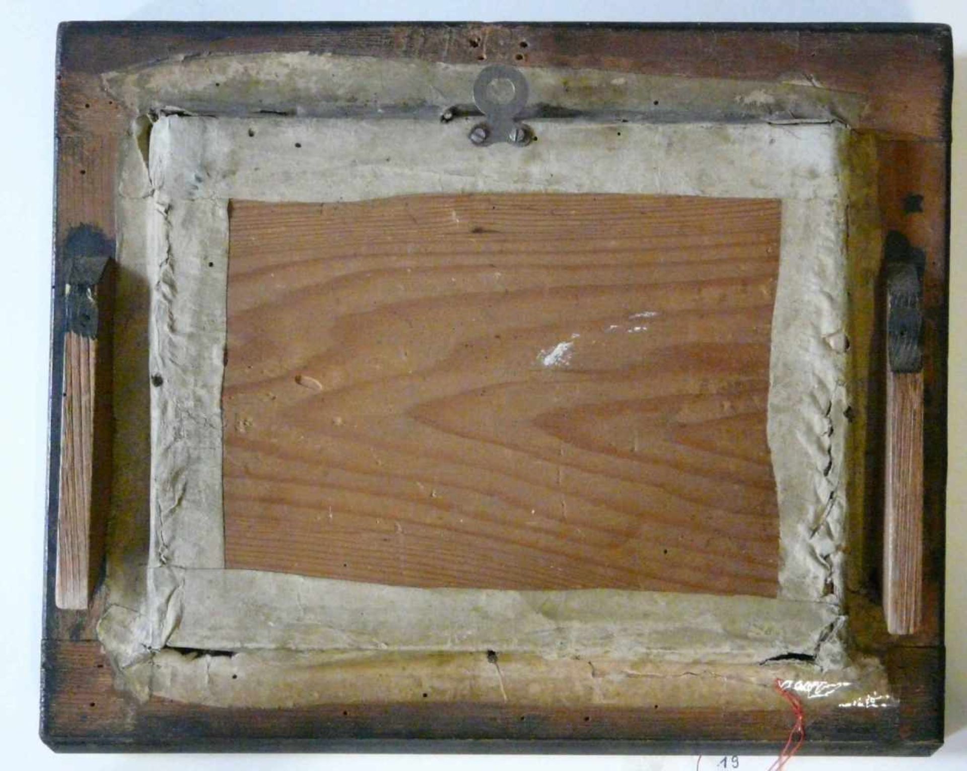 KlosterarbeitKlosterarbeit des 18. Jahrhunderts. Auf einer stoffbezogenen Holzplatte arrangierte - Bild 3 aus 3