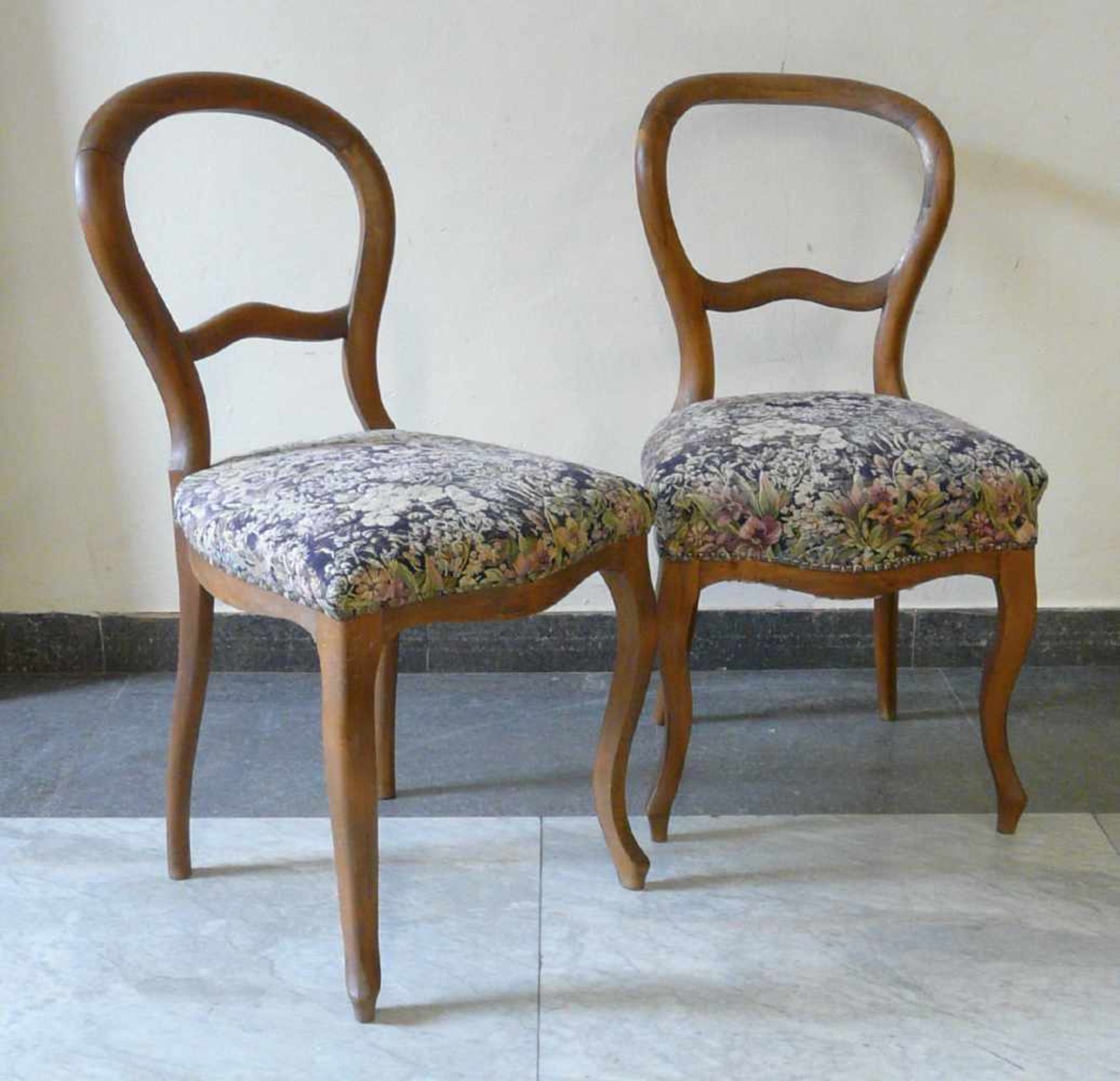 Zwei Stühle Buche, zweite Hälfte 19. Jahrhundert. Jeweils trapezförmige Sitzfläche über