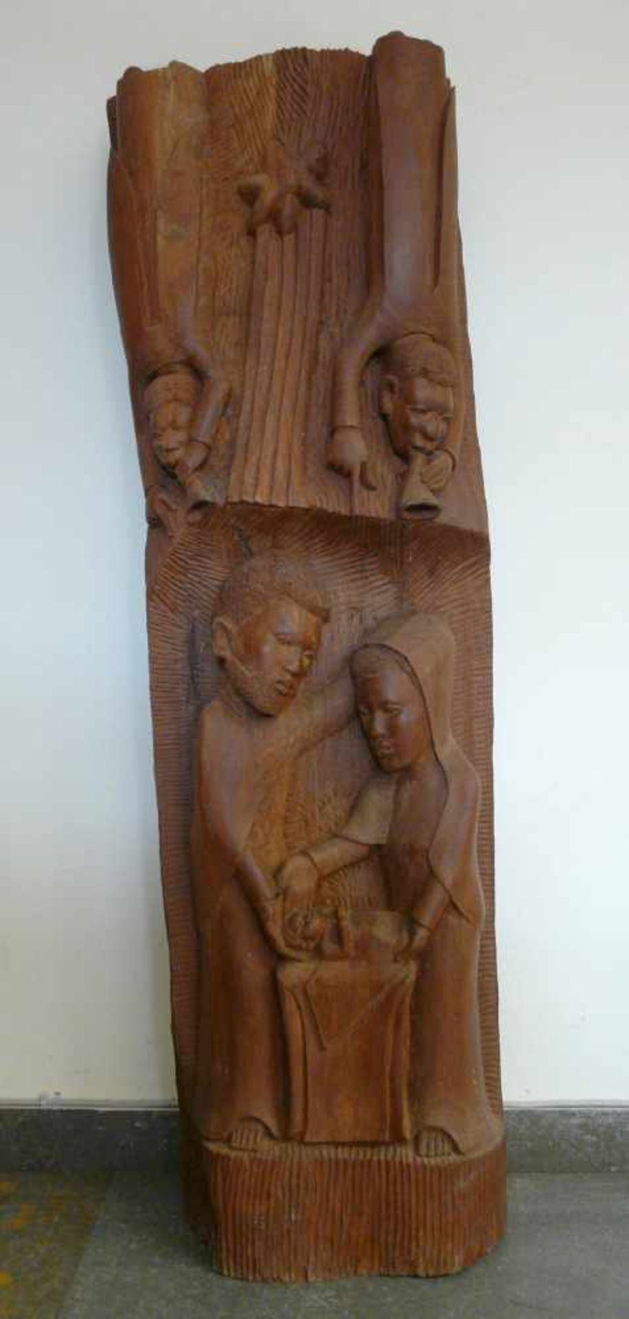 Afrikanische geschnitzte Großskulptur: Die Heilige Familie in BethlehemUm 1960/70. Monumentale, - Bild 2 aus 2