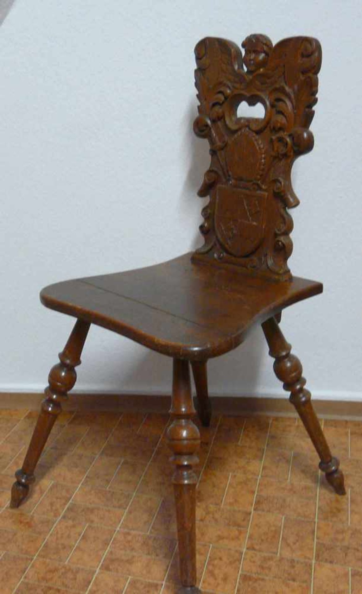BrettschemelBrettstuhl, Eiche, Ende 19. Jahrhundert. Zur Front hin weiter werdende Sitzfläche über - Bild 2 aus 3