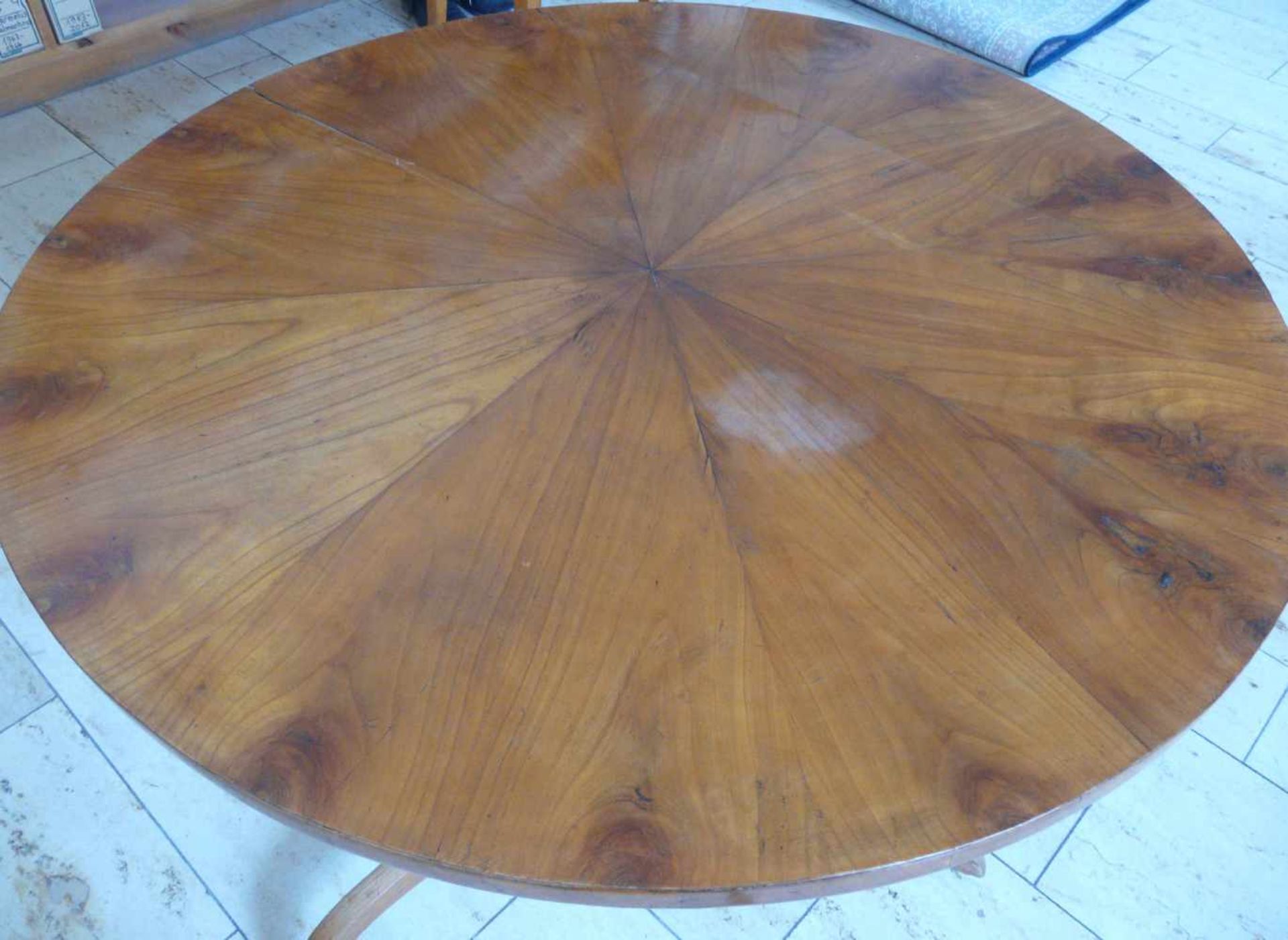 Biedermeier - SitzgruppeSitzgruppe bestehend aus einem runden Tisch und vier Stühlen. Kirschbaum, um - Bild 4 aus 5