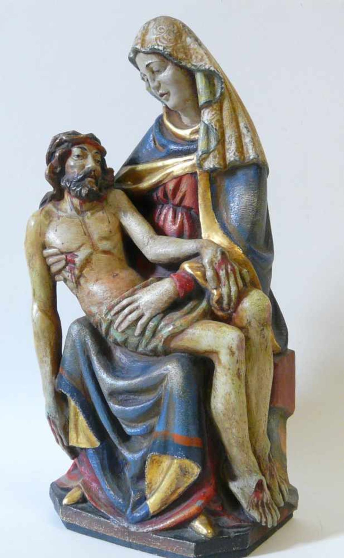 Pietà GrödnertalSüdtirol, Grödnertal, 20. Jahrhundert. Vesperbild, Holz, geschnitzt, farbig und gold - Bild 2 aus 3