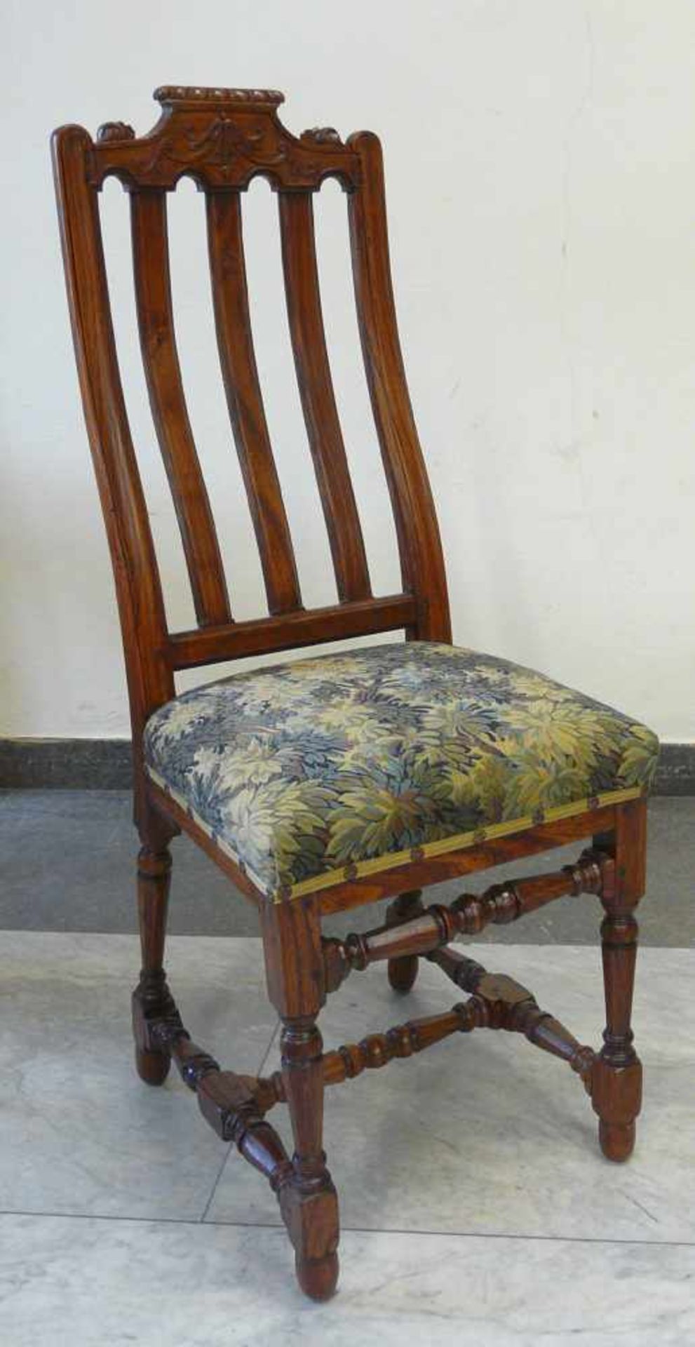 Hochlehne - Stuhl Louis Seize (XVI.)Eiche, um 1790. Gepolsterte und mit floralem Stoff bezogene