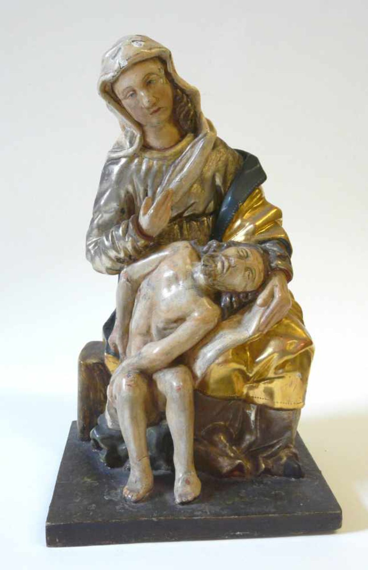 PietàSakrale Skulptur, Holz, vollplastisch geschnitzt, farbig und gold gefasst, wohl 17.