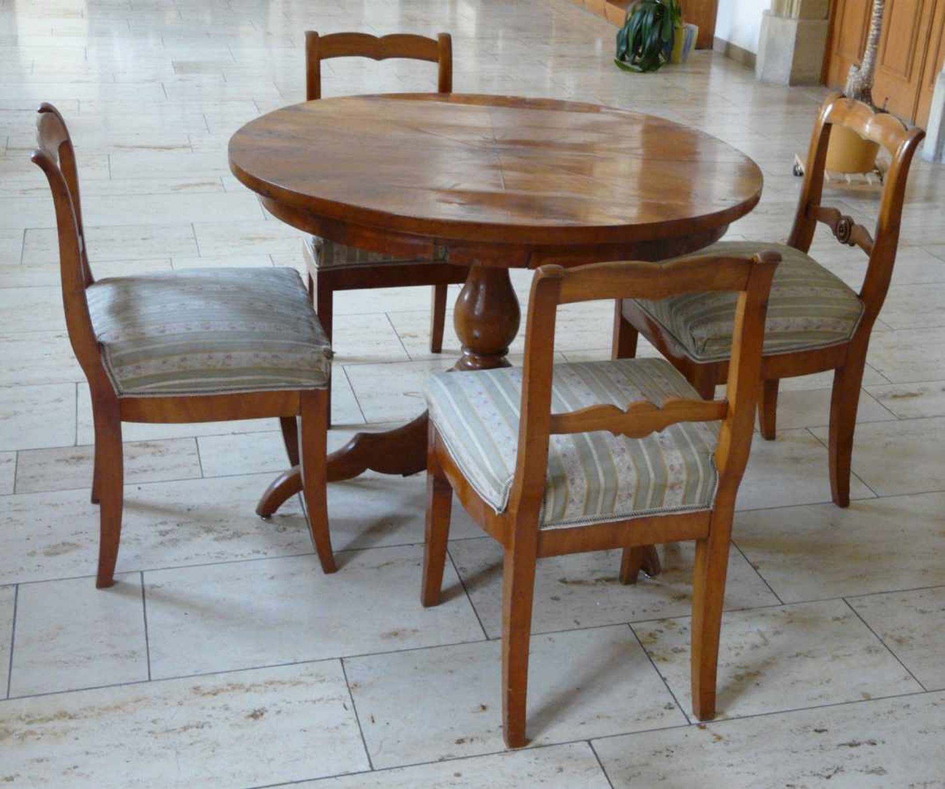 Biedermeier - SitzgruppeSitzgruppe bestehend aus einem runden Tisch und vier Stühlen. Kirschbaum, um