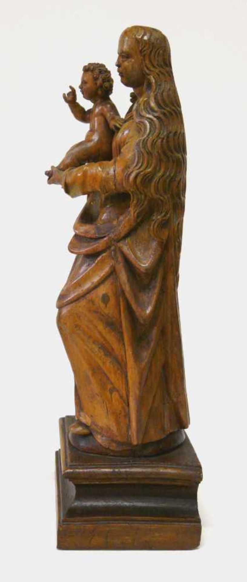 Madonna des FrühbarockStehende Figur der Muttergottes mit Kind, vollplastisch geschnitzt, um 1600. - Bild 2 aus 4