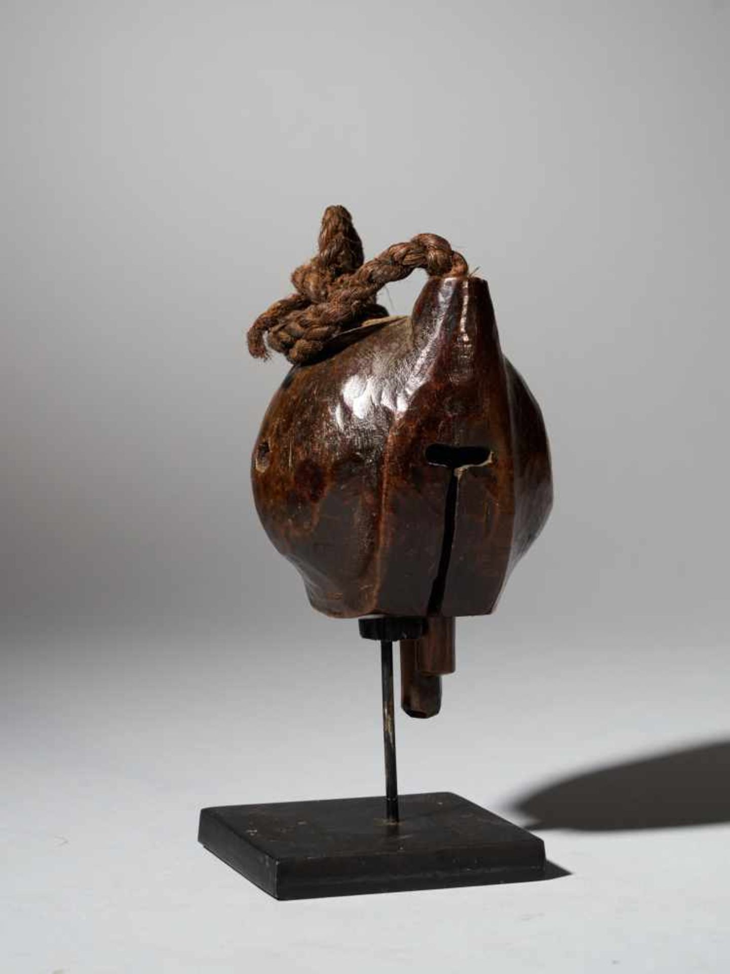 Three hunting bells - Kongo people, DRC - Tribal ArtTo maintain contact with other hunters and their - Bild 11 aus 12