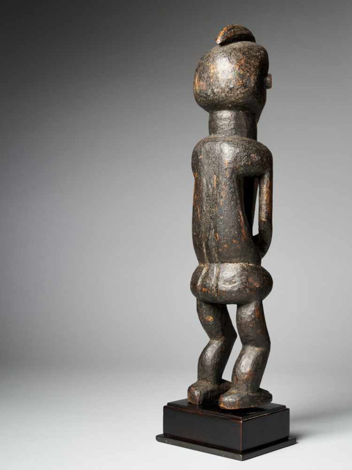 Female Holo statue 'Mvunzi' with traces of Polychrome - Tribal ArtThe Cult statue Mvunzi, represents - Image 4 of 6