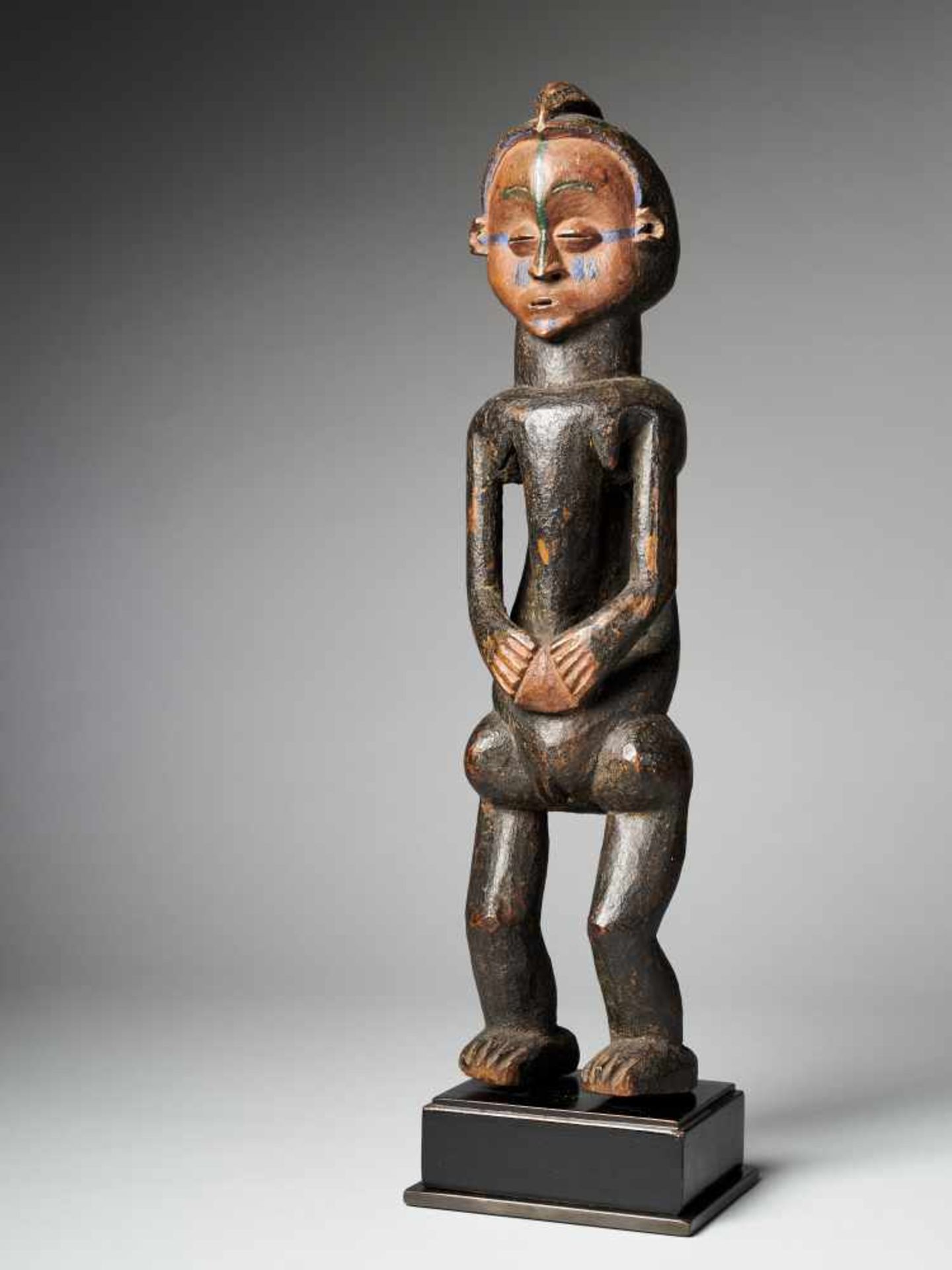 Female Holo statue 'Mvunzi' with traces of Polychrome - Tribal ArtThe Cult statue Mvunzi, represents