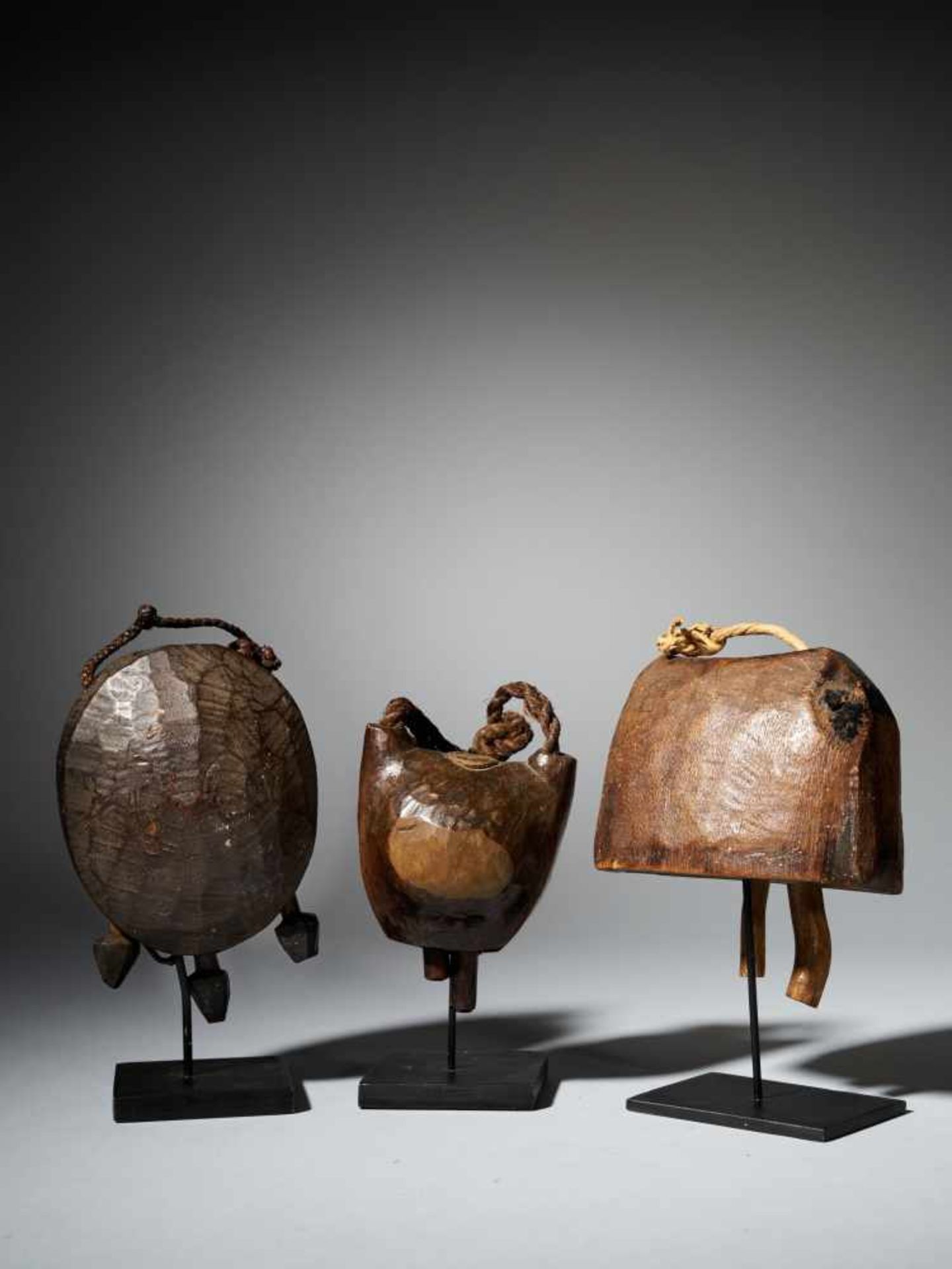 Three hunting bells - Kongo people, DRC - Tribal ArtTo maintain contact with other hunters and their - Bild 2 aus 12