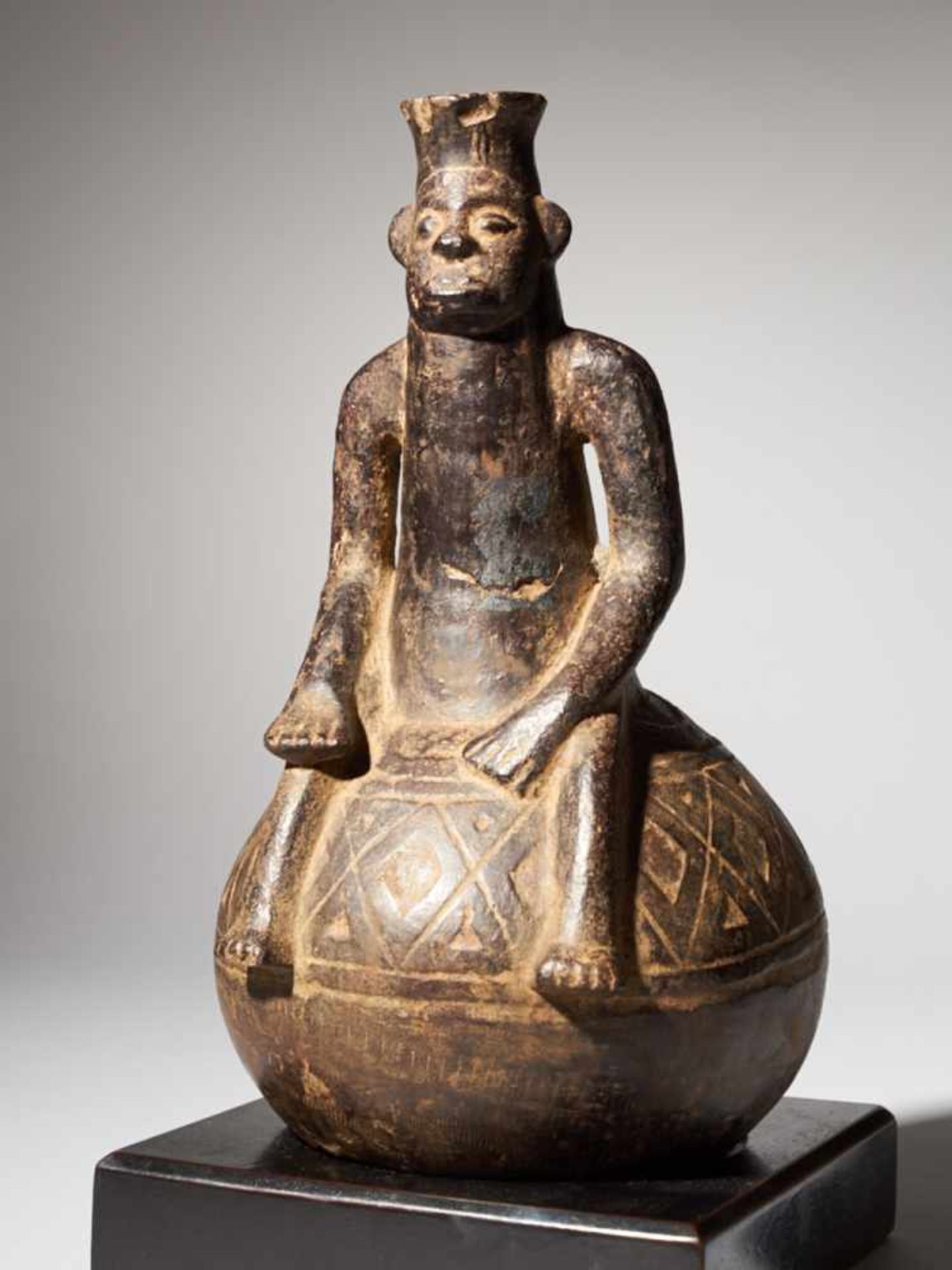 Anthromorphic Figural Terracotta Vessel - Mangbetu people, DRC - Tribal ArtThis fine, round, dark