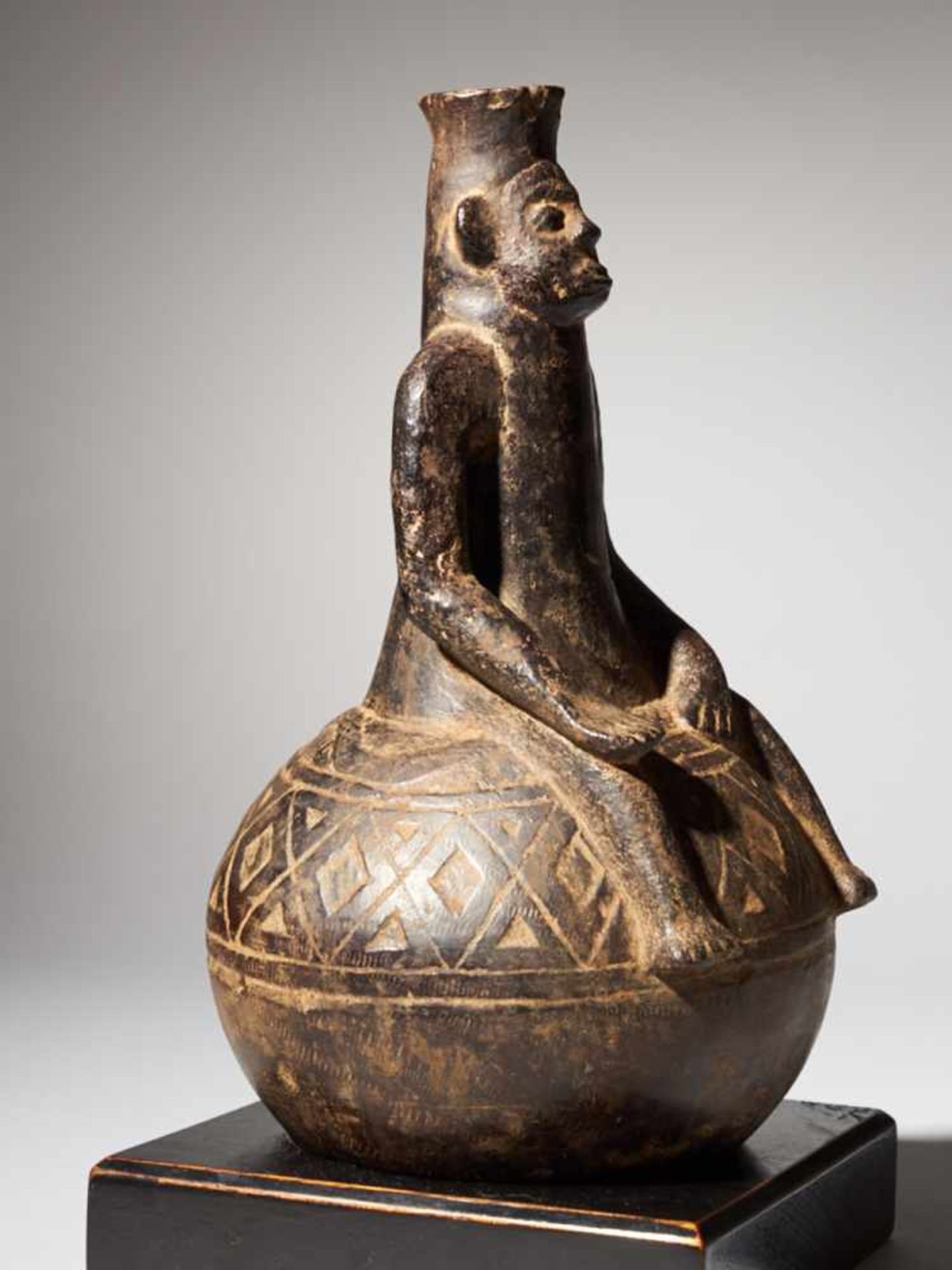 Anthromorphic Figural Terracotta Vessel - Mangbetu people, DRC - Tribal ArtThis fine, round, dark - Bild 4 aus 5