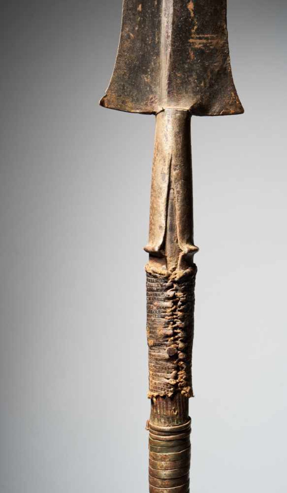 Kuba People,DRC.Forged Spear with Decorated Shaft - Tribal ArtThis spear has a thin, triangular - Bild 7 aus 10