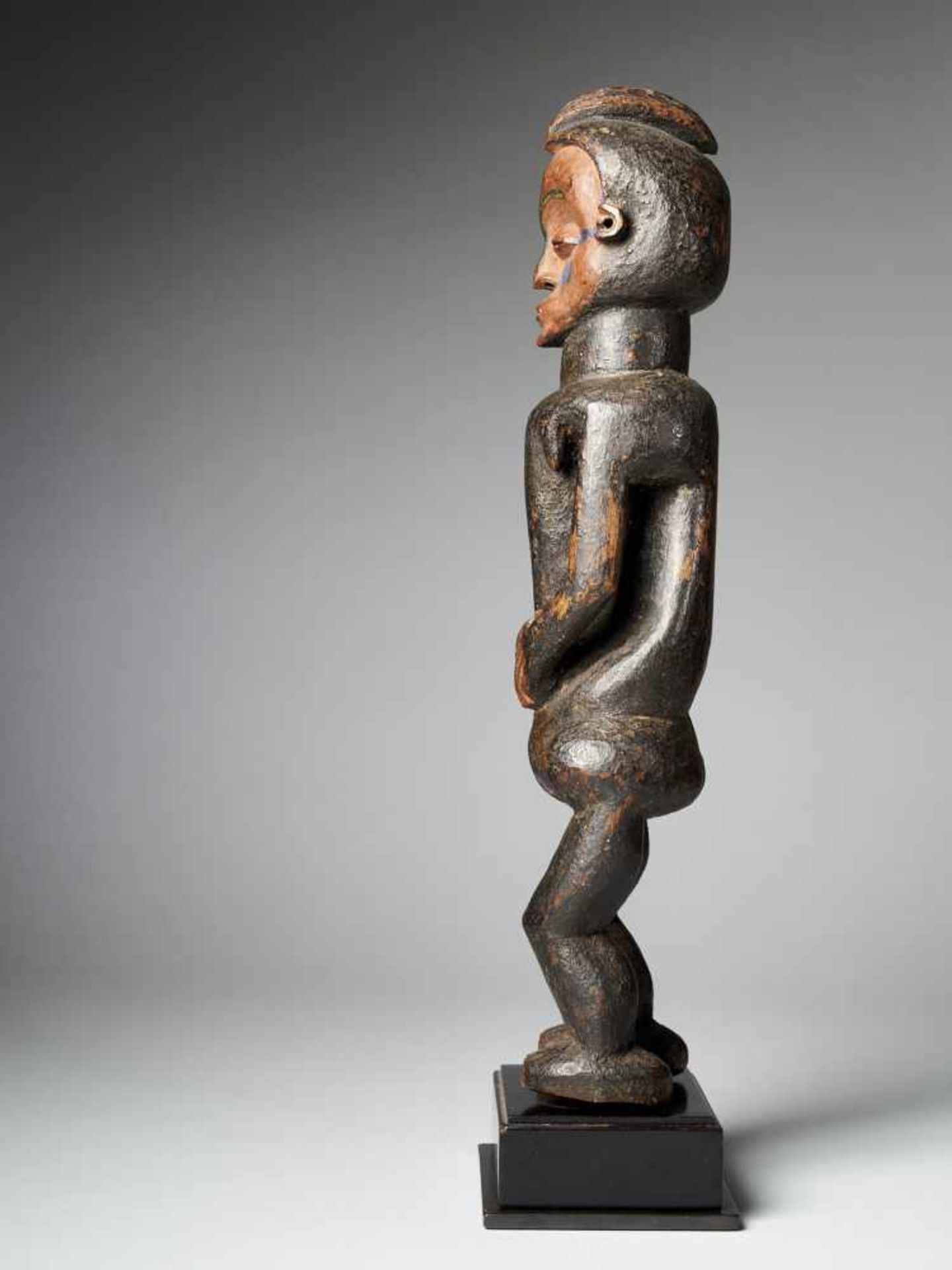 Female Holo statue 'Mvunzi' with traces of Polychrome - Tribal ArtThe Cult statue Mvunzi, represents - Image 2 of 6
