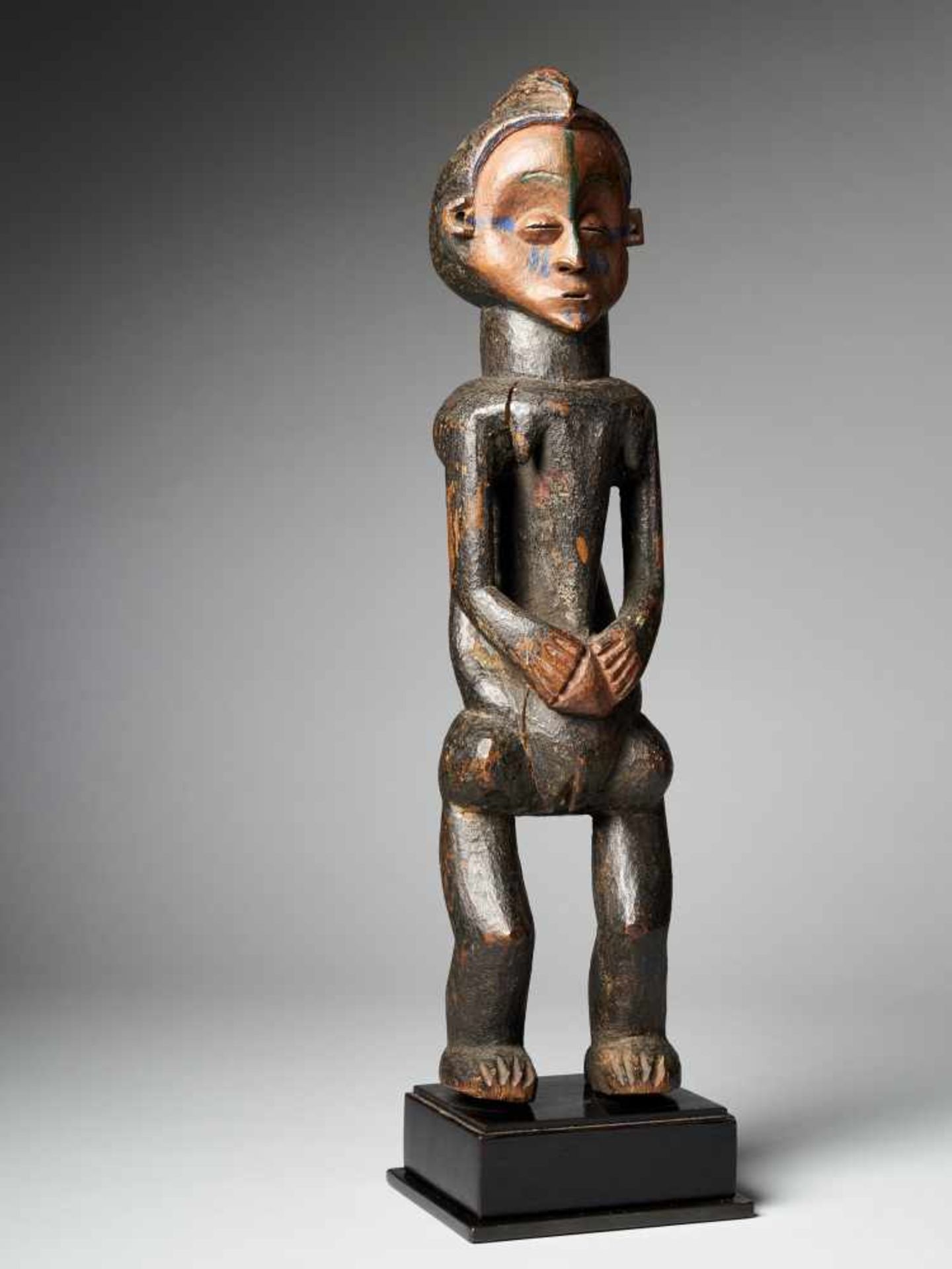 Female Holo statue 'Mvunzi' with traces of Polychrome - Tribal ArtThe Cult statue Mvunzi, represents - Image 6 of 6