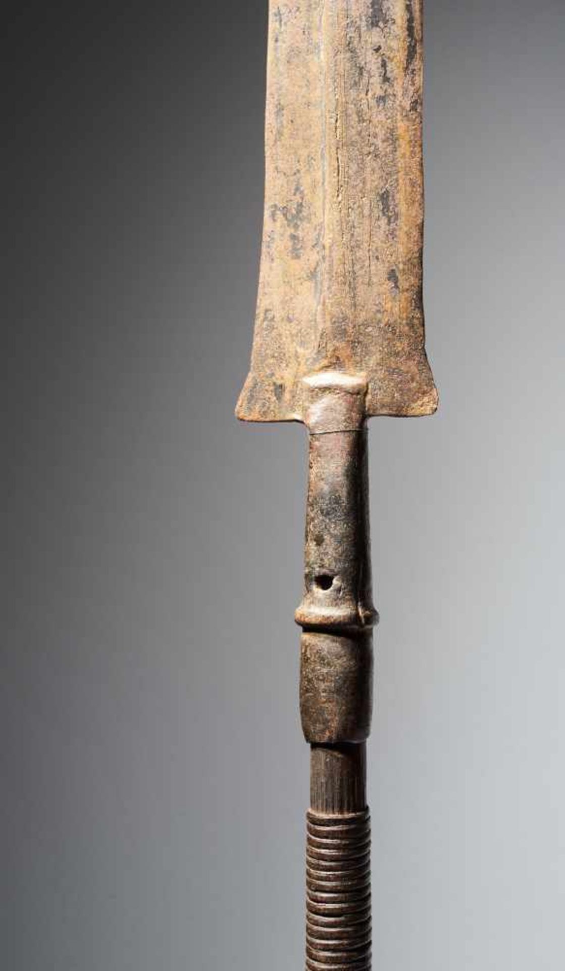 Forged Spear with Decorated Shaft, Kuba People - Tribal ArtThis metal spear has a thin, triangular - Bild 7 aus 10