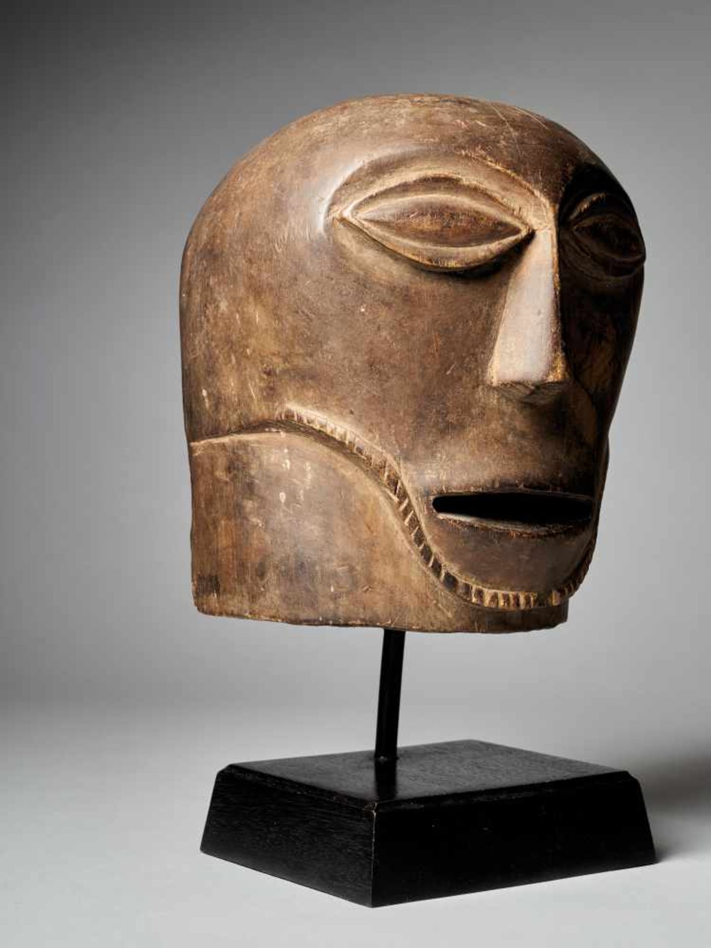 Helmet Mask, Luba-Hemba People - DRC. Provenance Sulsenti - Tribal ArtThis unusual mask reproduces - Bild 7 aus 8