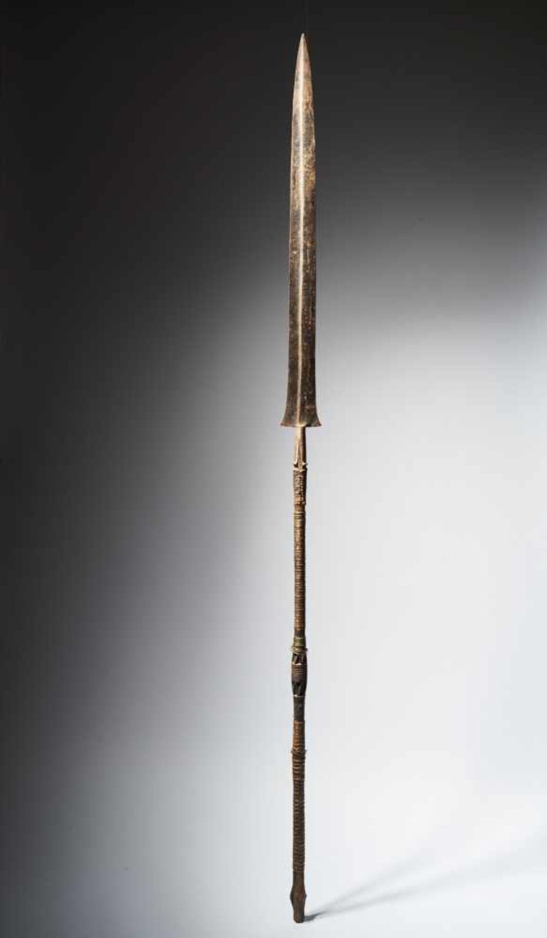 Kuba People,DRC.Forged Spear with Decorated Shaft - Tribal ArtThis spear has a thin, triangular - Bild 8 aus 10