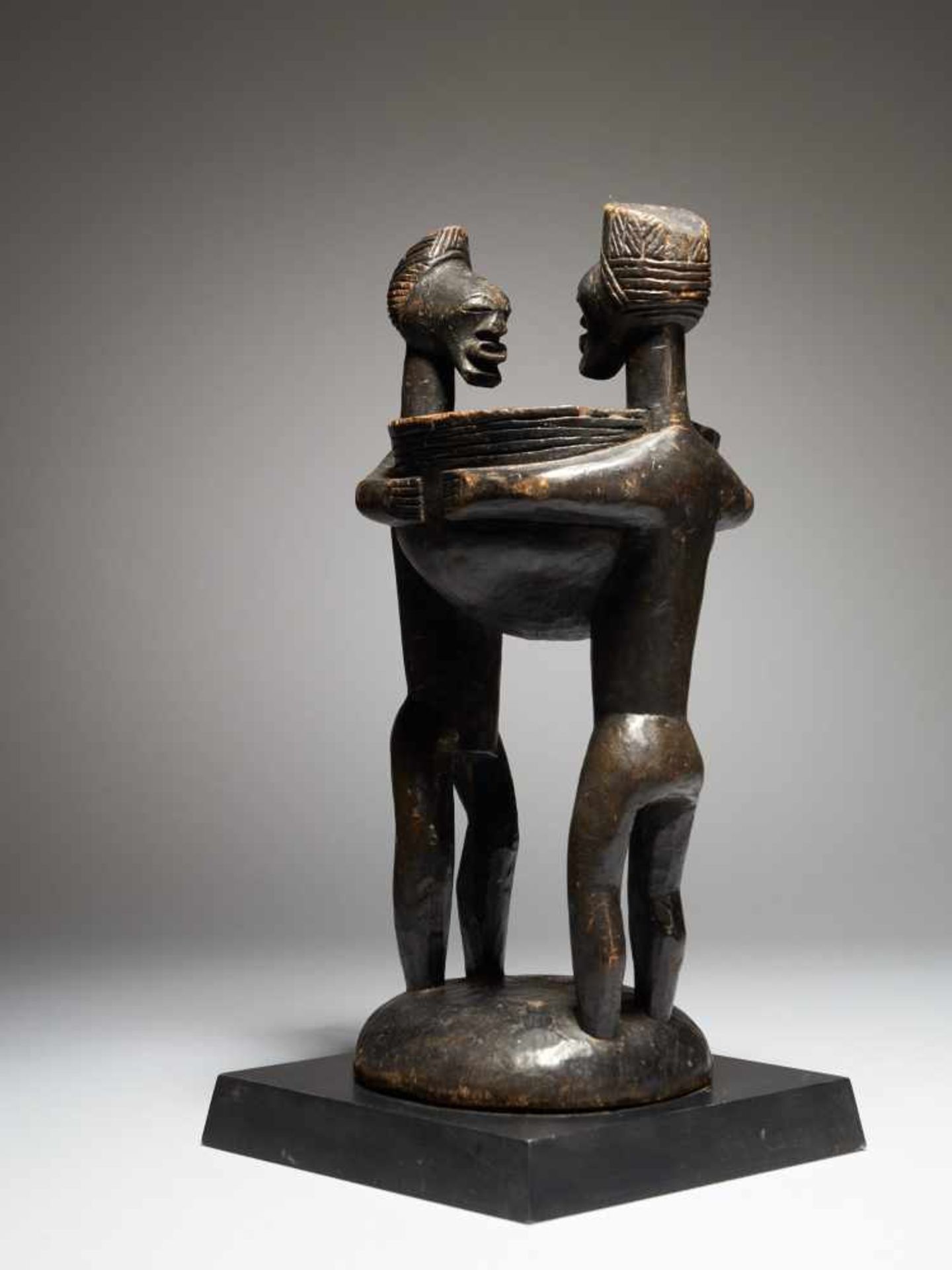 Rare Bowl carried by Standing Figures - Songye People, DRC - Tribal ArtA Rare Bowl carried by - Bild 2 aus 6