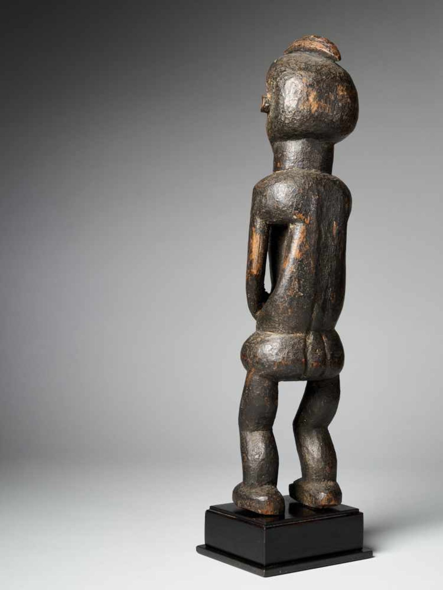 Female Holo statue 'Mvunzi' with traces of Polychrome - Tribal ArtThe Cult statue Mvunzi, represents - Image 3 of 6