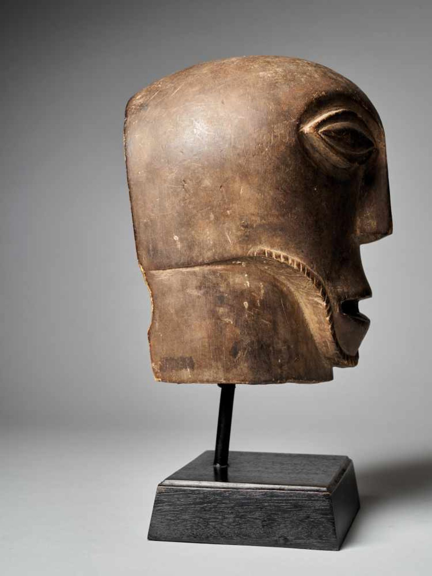 Helmet Mask, Luba-Hemba People - DRC. Provenance Sulsenti - Tribal ArtThis unusual mask reproduces - Bild 6 aus 8