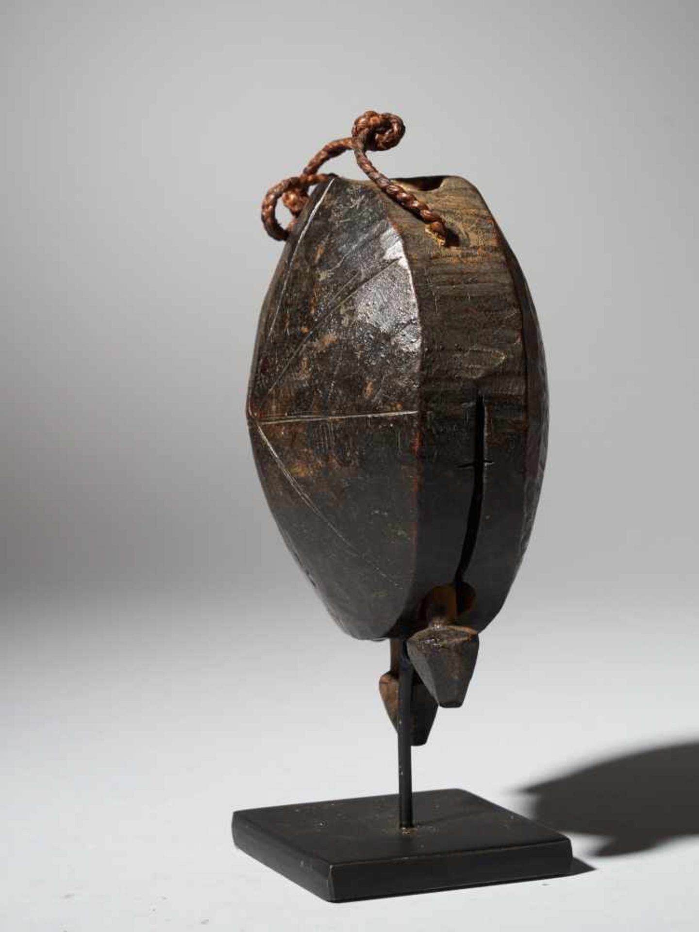 Three hunting bells - Kongo people, DRC - Tribal ArtTo maintain contact with other hunters and their - Bild 6 aus 12