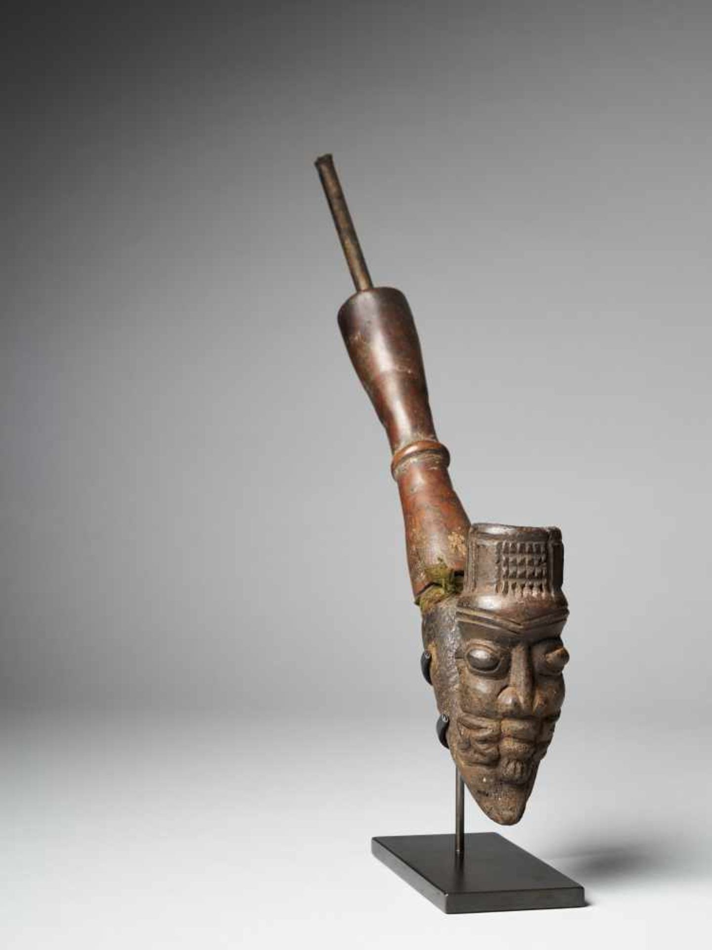 Figural Clay Tobacco Pipe - Grassland People, Cameroon. - Tribal ArtA tobacco pipe bowl modeled with - Bild 2 aus 5