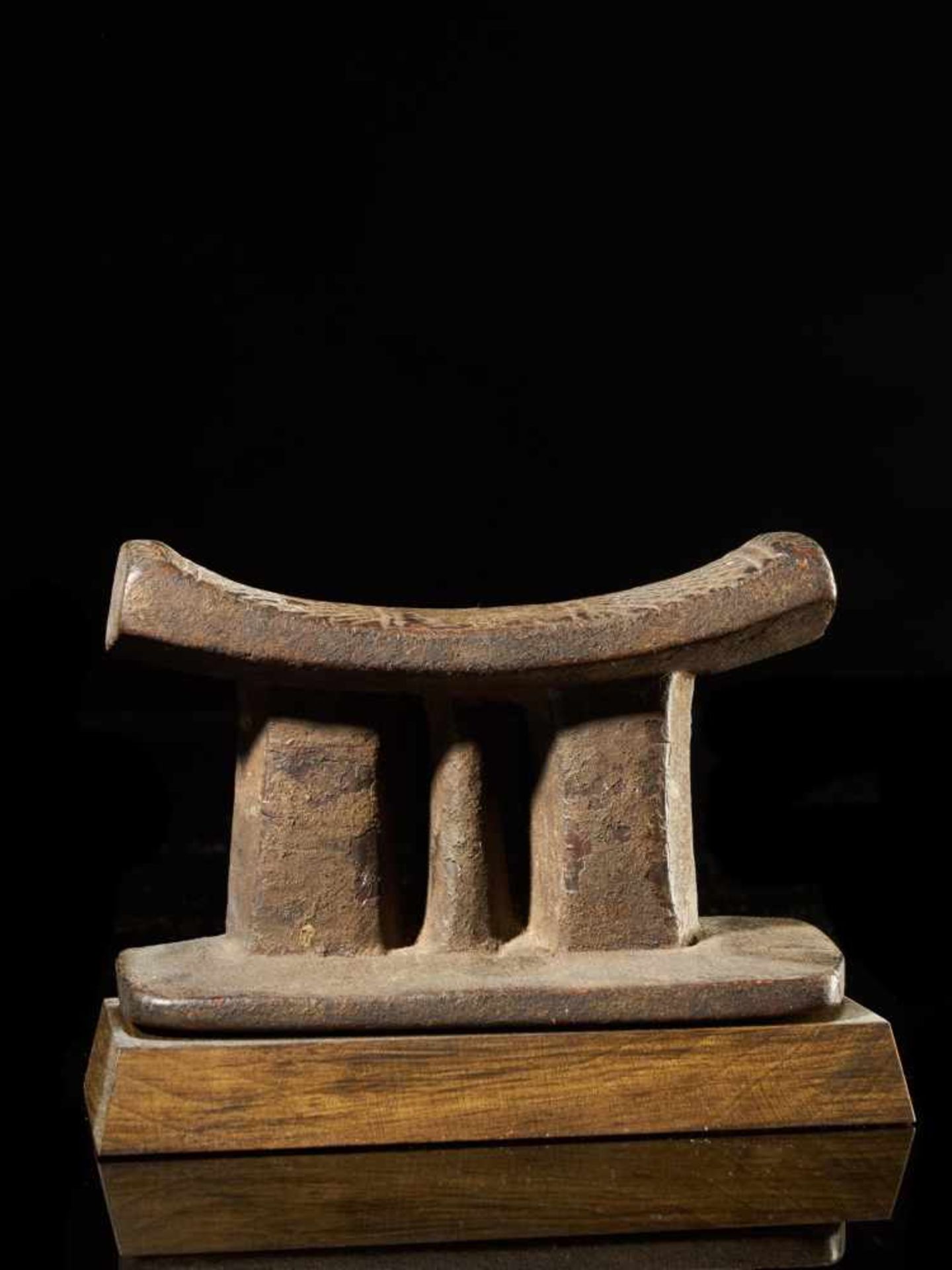 Wooden Headrest - Kuba People, DRC - Tribal ArtWooden Headrest - Kuba People, DRCDated to the - Bild 2 aus 4