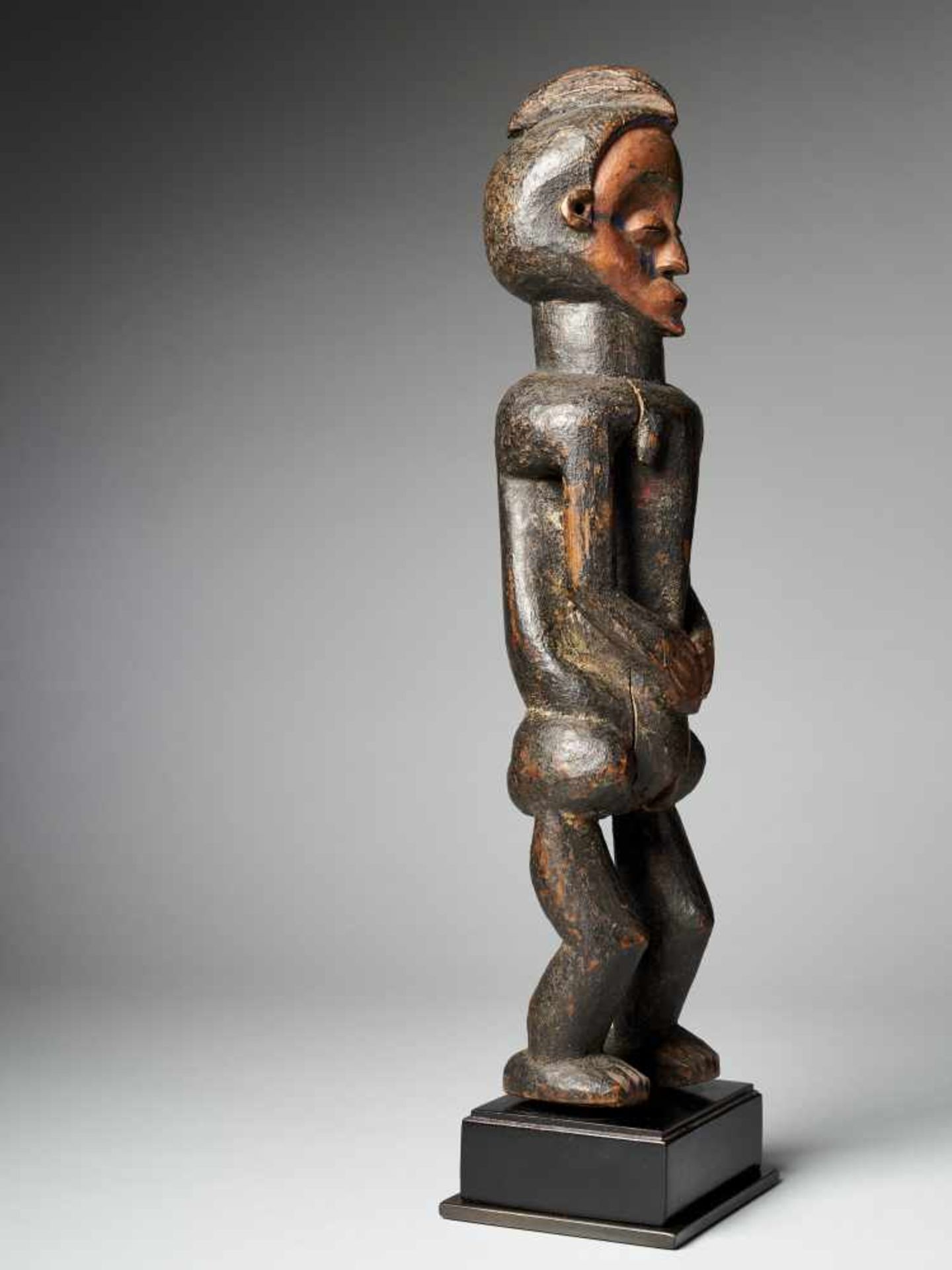 Female Holo statue 'Mvunzi' with traces of Polychrome - Tribal ArtThe Cult statue Mvunzi, represents - Image 5 of 6