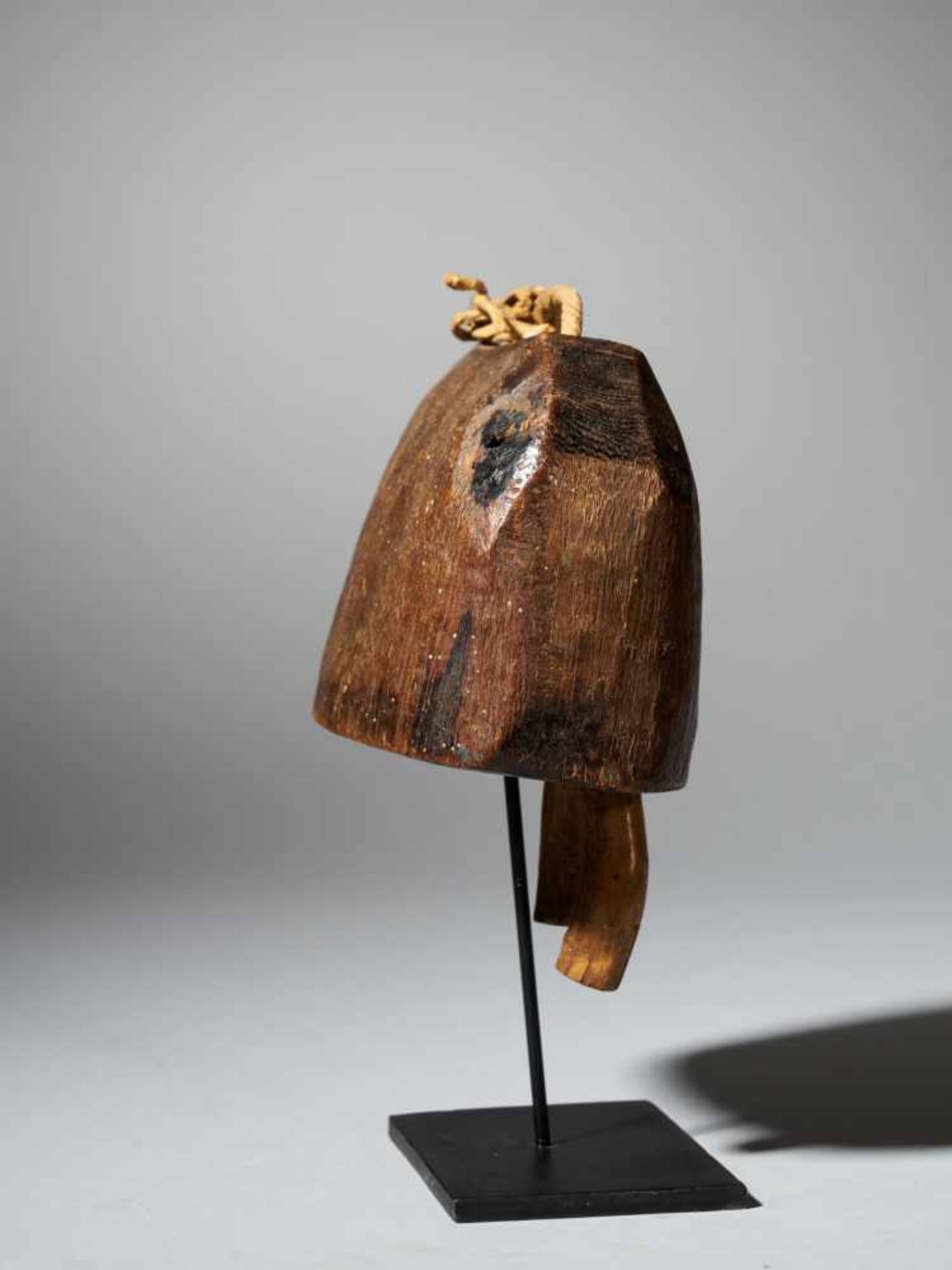 Three hunting bells - Kongo people, DRC - Tribal ArtTo maintain contact with other hunters and their - Bild 10 aus 12