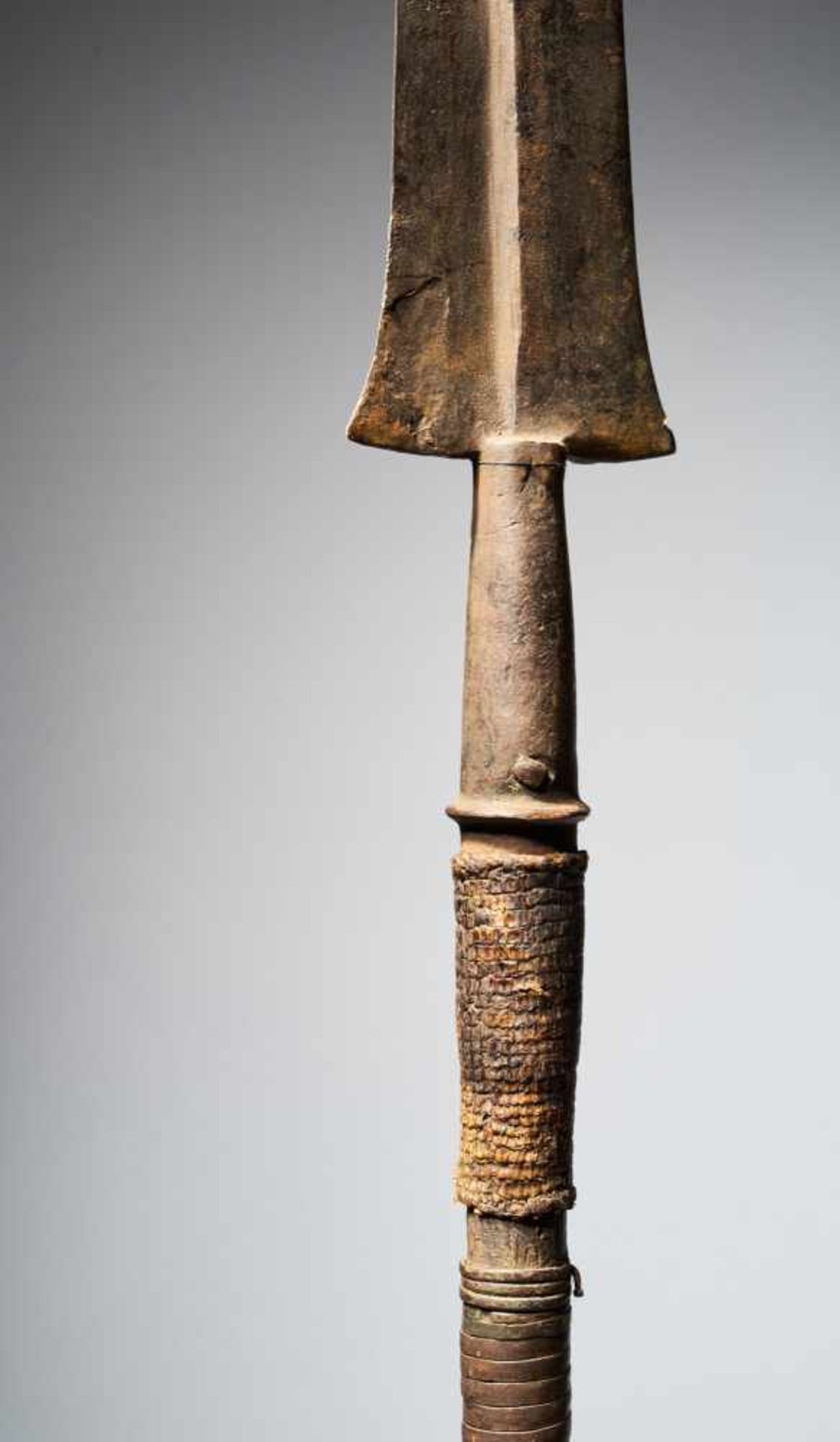 Kuba People,DRC.Forged Spear with Decorated Shaft - Tribal ArtThis spear has a thin, triangular - Bild 4 aus 10