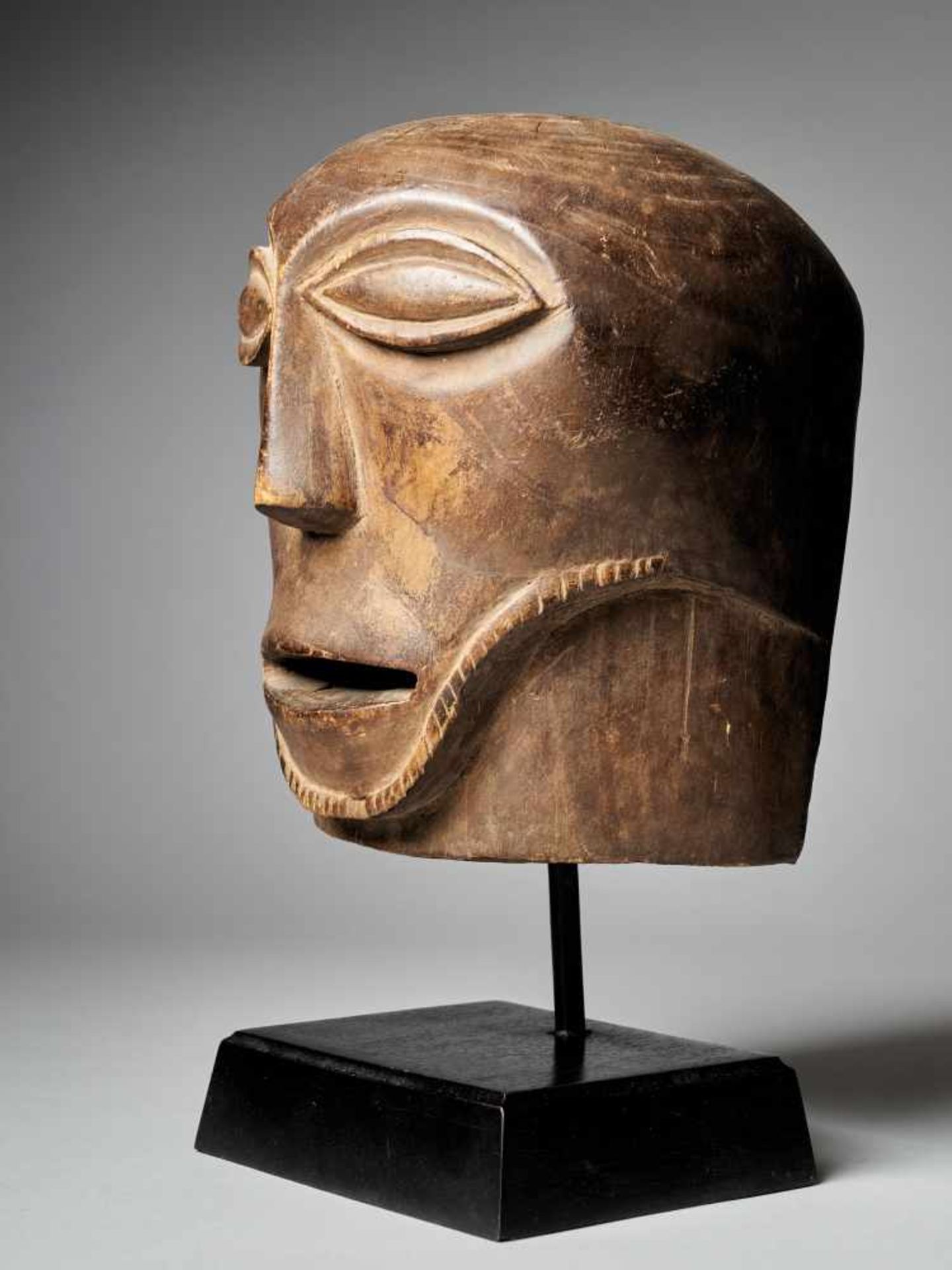 Helmet Mask, Luba-Hemba People - DRC. Provenance Sulsenti - Tribal ArtThis unusual mask reproduces - Bild 2 aus 8