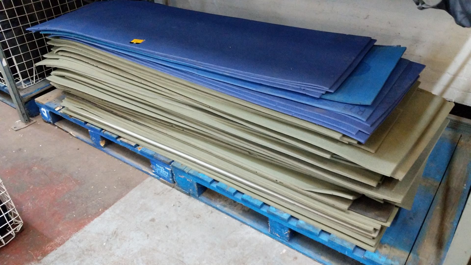 Stack of very approx. 50 foam sleeping mats IMPORTANT: Please remember goods successfully bid upon