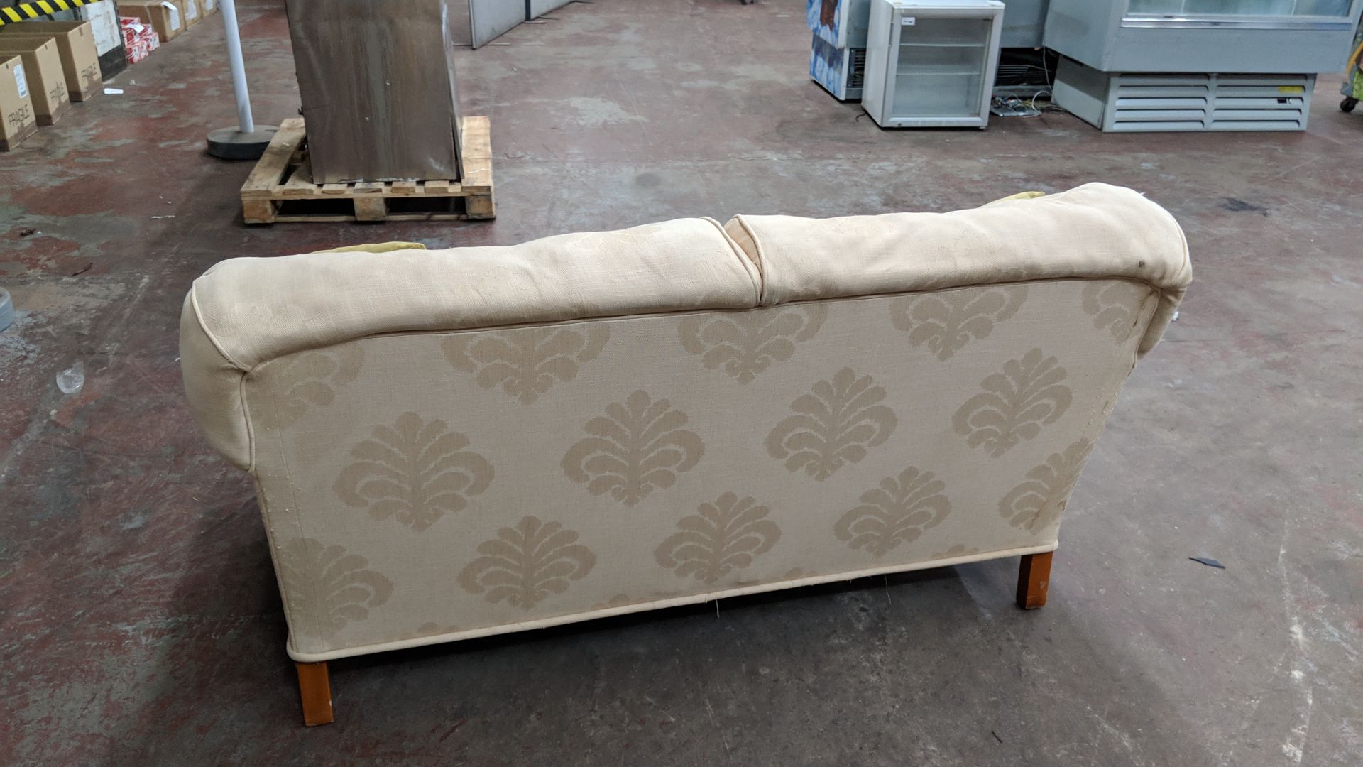 Cream patterned sofa with wooden legs & contrast colour scatter cushions IMPORTANT: Please - Image 6 of 6