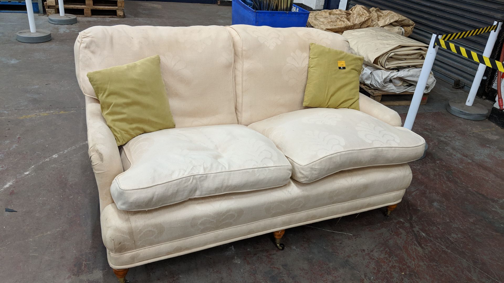 Cream patterned sofa with wooden legs & contrast colour scatter cushions IMPORTANT: Please - Image 2 of 6