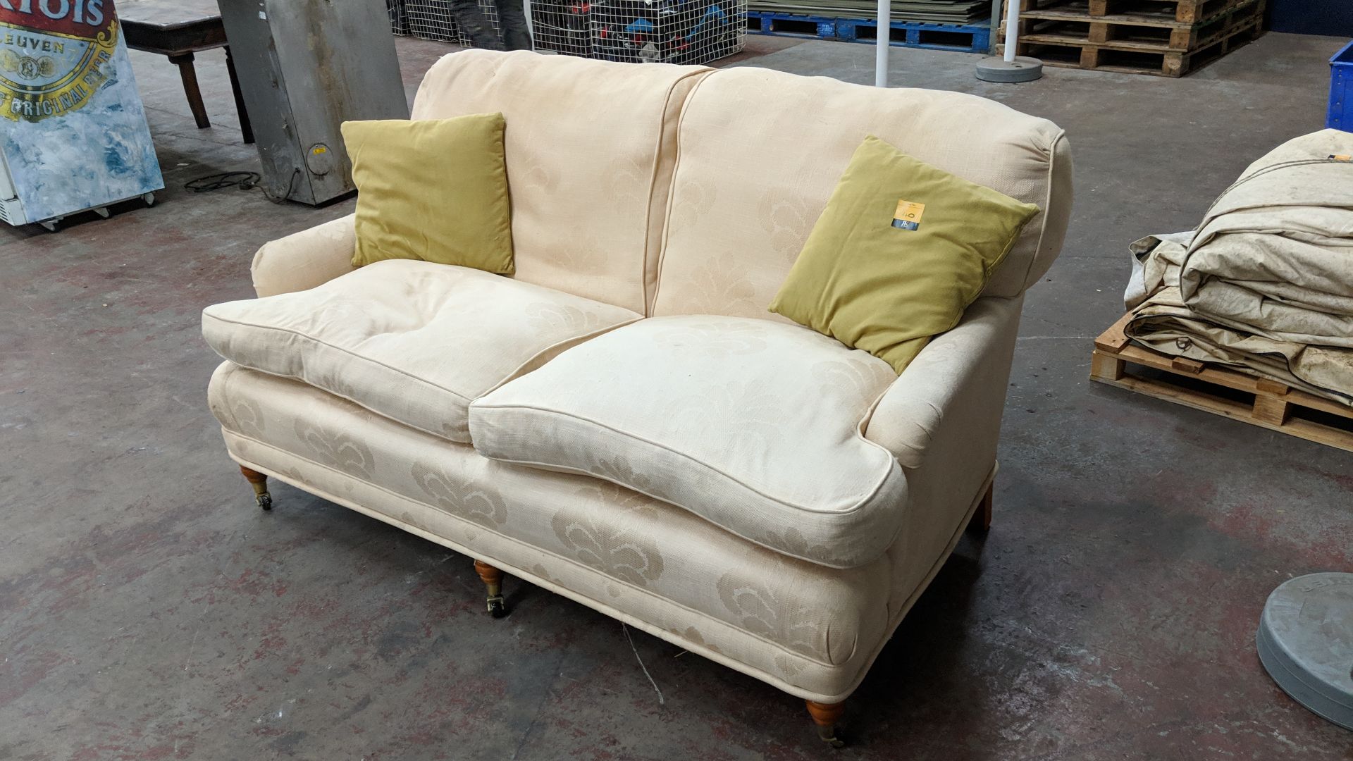 Cream patterned sofa with wooden legs & contrast colour scatter cushions IMPORTANT: Please - Image 4 of 6